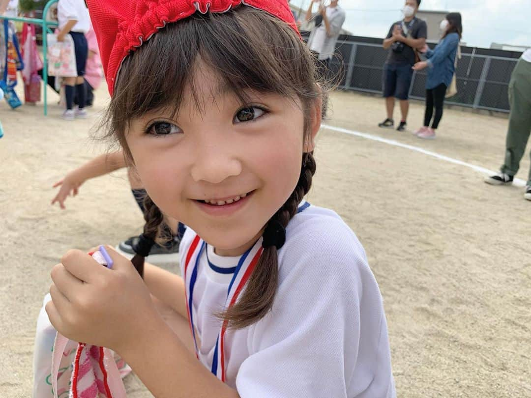 山形麻由香のインスタグラム：「. . 今日は幼稚園最後の運動会でした . . この前入園したばかりと思って 居たのだけれど。 . . 年長さんって随分大きくてたくましいと思って遠い存在のように感じて居たのですが、今日しっかりと年長さんらしく成長した娘を見て終始ウルウルしていました。 . . ママを見つけては泣いていた頃の娘とは全然違いました。 . . 子供の成長は凄まじいなぁ。 . . 姪っ子ちゃんもあのんと同い年で時間分けされていたために、見れなかったけどきっと立派だったんだろうなぁ。 . . 甥っ子は初の運動会姿見たかったなぁ。 . . 胸が熱くなりました。 . . パパとママは嬉しかった💗 今日はあのんのリクエストで 蓮根の油がついたやつ(串カツ)が食べたいそうなので曽我家は串カツパーティー . . あと数ヶ月小学生だってさ。 さみしーー🥺😭 . . #運動会 #娘 #幼稚園最後 #幼稚園 #愛しの娘 #よく頑張りました #幼稚園駐車場増えて嬉しい #個人情報やプライバシーの問題があるから他の子が特定されないように撮らないといけないのがなかなか難しい  #なので動画はあまり載せれません」