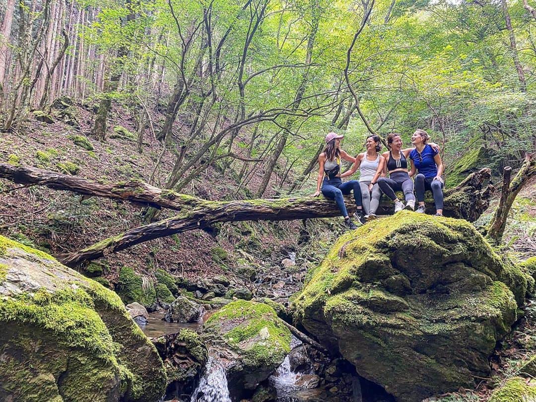 藤井アルダのインスタグラム：「when you stop and look around this life is pretty amazing 💚🙏  and you guys.   #nature #love #lifeisgood #hiking  #mivida  #ハイキング #御岳山」