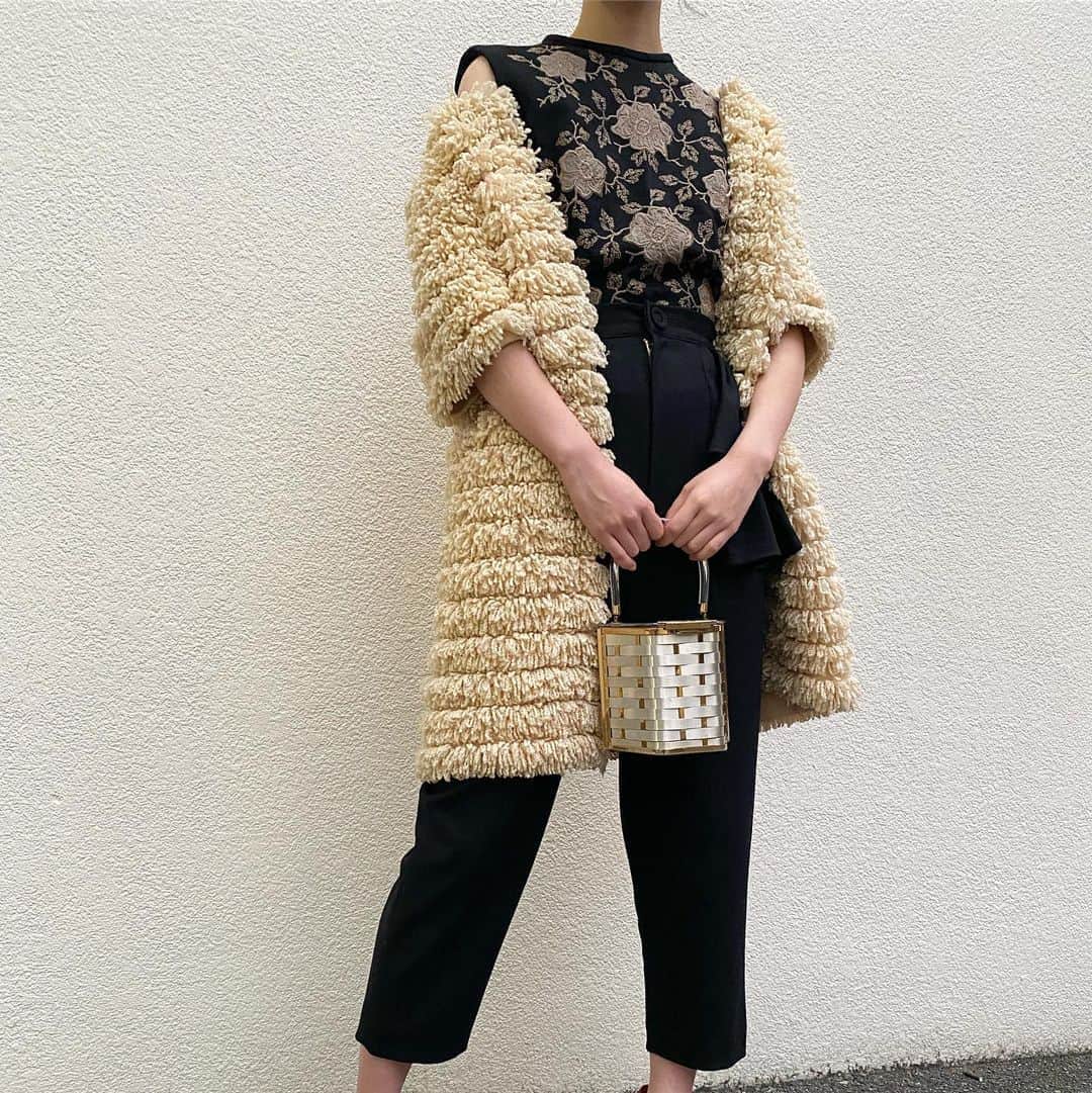 NUTTY Vintage&Collectibleのインスタグラム：「🌹RECOMMEND VINTAGE🌹  ☑︎vtg 60's design knit shortsleeve coat  「ファッショナブルに生きよう！」  ボリュームたっぷりのニットコートは 肘下丈の袖でいまの季節に重宝するお洒落アイテム。 ノースリーブのトップスにさらりと羽織るとこなれたムードに。 @glazekohl より発売中の<FRILL CROPPED PANTS>との組み合わせもこんなに素敵に仕上がります。  💌DMより通販承っております💌  ------------------------------------ 🛍NUTTY通販について🛍 ------------------------------------- ＜ONLINE STORE＞ VINTAGE▶︎http://nutty.theshop.jp/ USED SELECT▶︎https://nuttyselect.official.ec/ （プロフィールページURLよりjump🕊） ㅤㅤㅤㅤㅤㅤㅤㅤㅤㅤㅤㅤㅤ ＜VIDEO CHAT SHOPPING＞ テレビ電話をお繋ぎして、リアルタイムでご案内いたします。詳細は過去の投稿をご覧ください。」