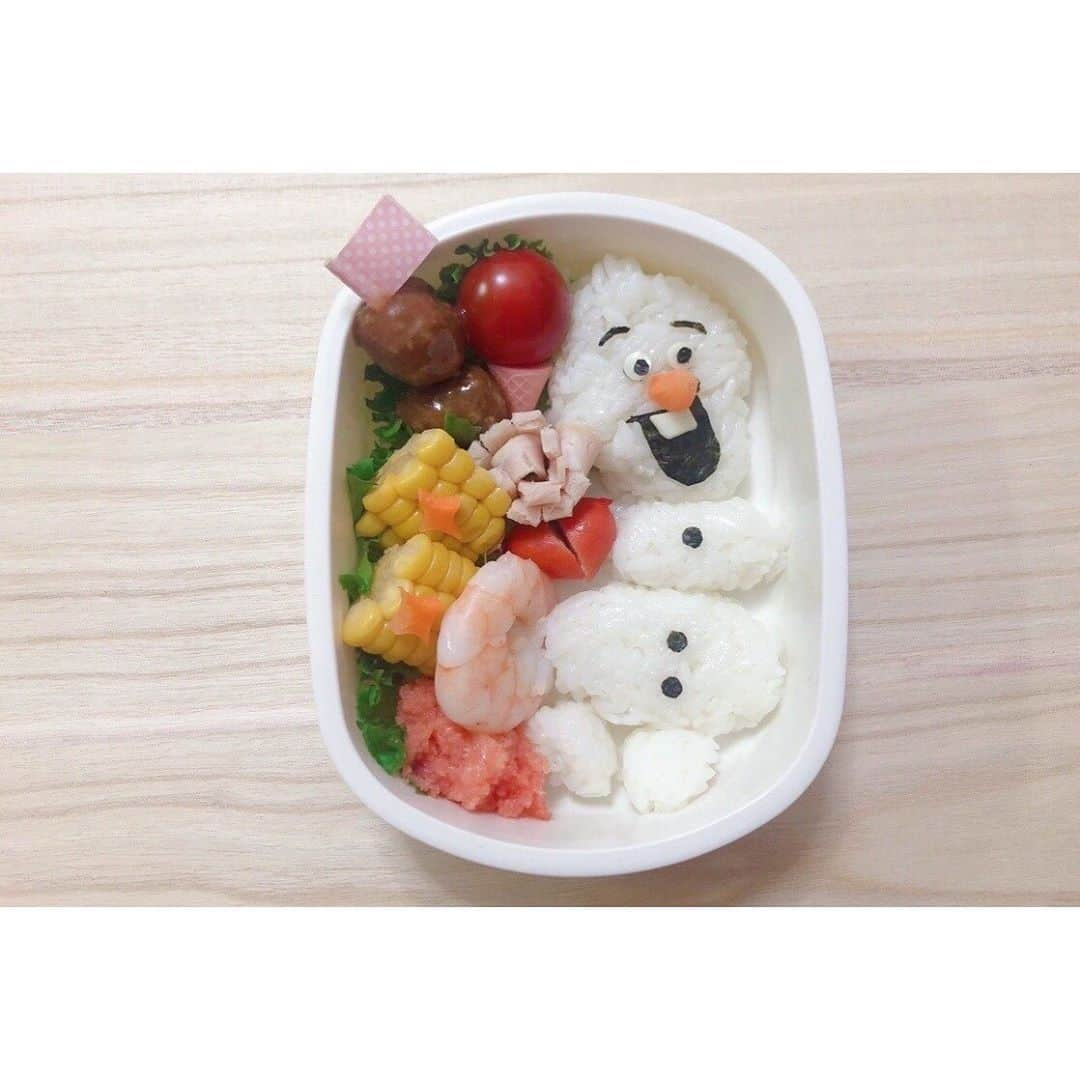 双松桃子さんのインスタグラム写真 - (双松桃子Instagram)「今日はオラフ⛄️  ♡エビのガーリック焼き  ♡ミニトマト  ♡ウインナー  ♡ミートボール  ♡とうもろこし  ♡明太子  オラフのお鼻はにんじんで🥕 （世界で1番食べれない食べ物） オラフの為に人生で初めて買った使った！  #100日後にキャラ弁のプロになる #キャラ弁　#キャラ弁初心者 #キャラ弁当 #お弁当記録 #お弁当部 #お弁当日記 #キャラ弁ディズニー #キャラ弁部 #instagood #instafood #instaphoto #good #followforfollowback #followｍe #いいね #⛄️ #cooking #cookingram #ディズニー　#アナと雪の女王　#オラフ」10月3日 18時05分 - momosan0627