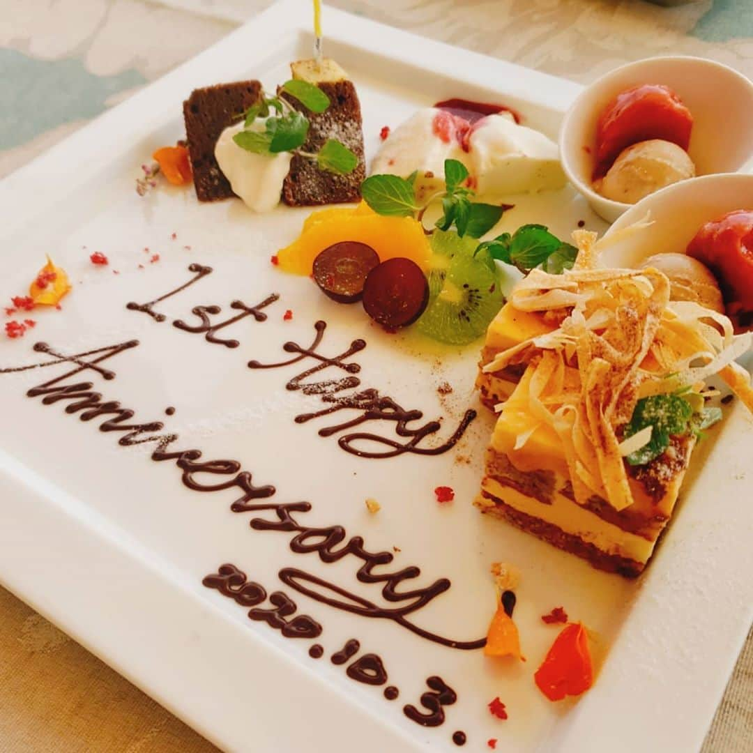 西真理子さんのインスタグラム写真 - (西真理子Instagram)「☆Anniversary lunch☆  ずっと行きたかったAMALFI♡ 旦那さんにお願いして連れてってもらいました🤭天気が良くて眺め最高🎵 波の音が聞こえ、風もあってテラス席気持ちよかったぁ(ꕤ*˙˘˙)✨  サーファーを眺めパドリング🏄があ～でもないこーでもないと話をしたり、来年はどんな1年になるかね～と夫婦ゆったりとした時間😊  料理は見た目もお味もとても上品に楽しませてくれました🥰 サプライズのAnniversaryデザート😆嬉しみ♡ どれも美味しゅうございました💓  次はDella Seraに行きたいな✨高所恐怖症だから心配だけど😂  lunch menu ・鯖、椎茸と鶏肉、カプレーゼ ・チョコラフォアグラのムース ・手打ちの自家製タリオリーニ 　焼きズワイ蟹のソース ・アマルフィイの一番人気    鯛と帆立、ムール貝のアクアパッツァ ・神奈川県産やまゆり牛サーロインのグリリア ・「ｱﾏﾙﾌｨｲ ﾄﾞﾙﾁｪ」の特製デザート  #リストランテアマルフィ #本店 #七里ヶ浜  #テラス席 #オーシャンビュー #グルメ #お祝い #有難う #幸せ #amalfi Anniversary #oceanview #happy #italianfood #restaurante #kamakura #Japan #restauranteamalfi」10月3日 17時57分 - mari.nishi.7