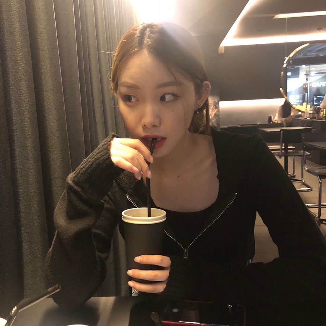 キム・スヒョンのインスタグラム：「추석 잘 보내고 있나요?🖤」