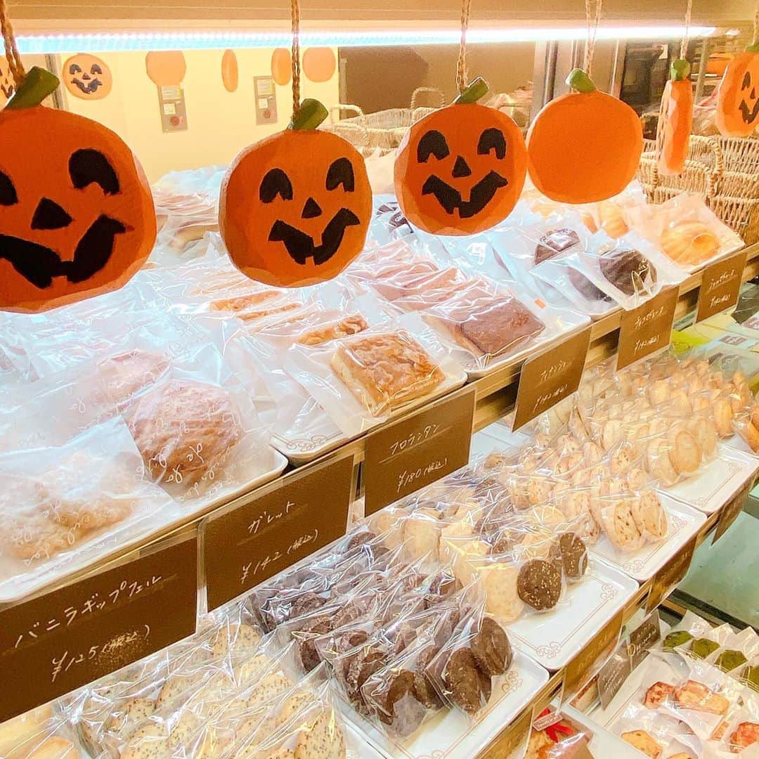 LATOV_ラトブ さんのインスタグラム写真 - (LATOV_ラトブ Instagram)「【1階 お菓子工房 ルポ】  🎃ハロウィンお菓子  かぼちゃのペーストをふんだんに使った #かぼちゃプリン や、焼き菓子の詰め合わせも季節限定のハロウィン仕様に🎃  秋の味覚を使ったケーキもオススメ！ 新登場の「いちごみるくプリン」は、いちご好きな方にぜひ召し上がっていただきたいです🍓  食べた人を幸せな気持ちにするお菓子をご用意して、お待ちしております🍀  #ラトブ #いわき市 #いわき #お菓子工房ルポ #ハロウィン #いわき市グルメ #いわき市スイーツ  #いちごみるくプリン #いちごみるく #かぼちゃプリン #ハロウィンお菓子 #タルト #ケーキ #トリックオアトリート  #スイーツ好きな人と繋がりたい  #いちご好きな人と繋がりたい」10月3日 17時58分 - latov_20071025