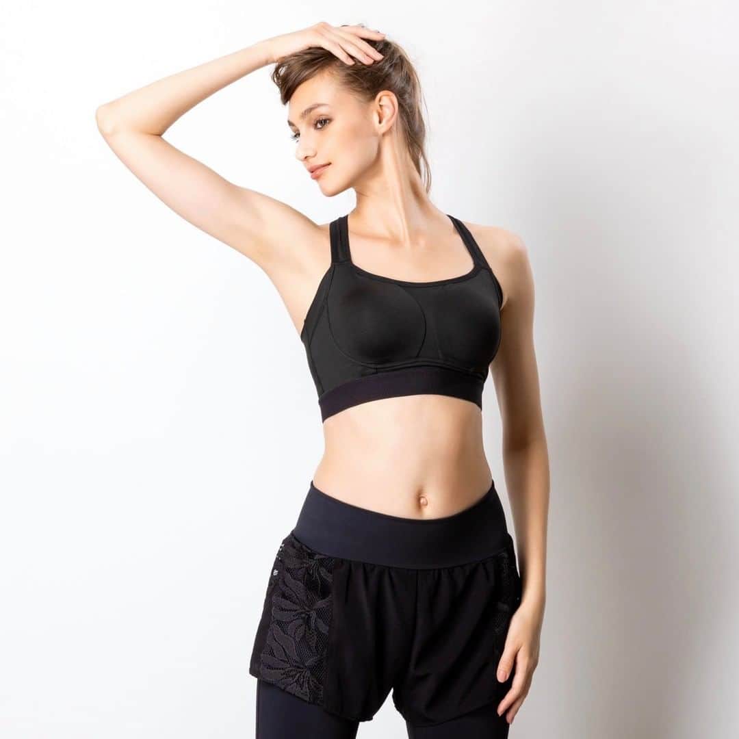 BradelisNewYork/ブラデリスニューヨークのインスタグラム：「BRADELIS ~Comfort Sports Bra~  運動時やリラックス時もバストを美しくサポート♡ 独自の補整パターンを採用した、ブラデリスならではのバストメイクが叶う「ブラデリス コンフォートスポーツブラ」.+ ボディの生地が吸水速乾の加工を施した素材にリニューアルされて新登場♪  動いたときに気になる脇肉をしっかり寄せる効果抜群で、ウェアから見えても気にならない脇高設計.+☆ 肩甲骨の動きを邪魔しないYバック仕様とソフトフィットな着用感で、ストレッチなど軽い運動やリラックス時におすすめです♪  ◇スポーツブラ　￥5,280(税込) 〈サイズ：65-70/B,C・65-70/D,E・65-70/F,G・75-80/B,C・75-80/D,E・75-80/F,G〉  【カラー：ブラック】 . . . #ブラデリスニューヨーク #トレーニング #ストレッチ #bradelis #bradelisnewyork #ブラデリス #スポーツブラ #育乳 #補整ブラ #補整下着」