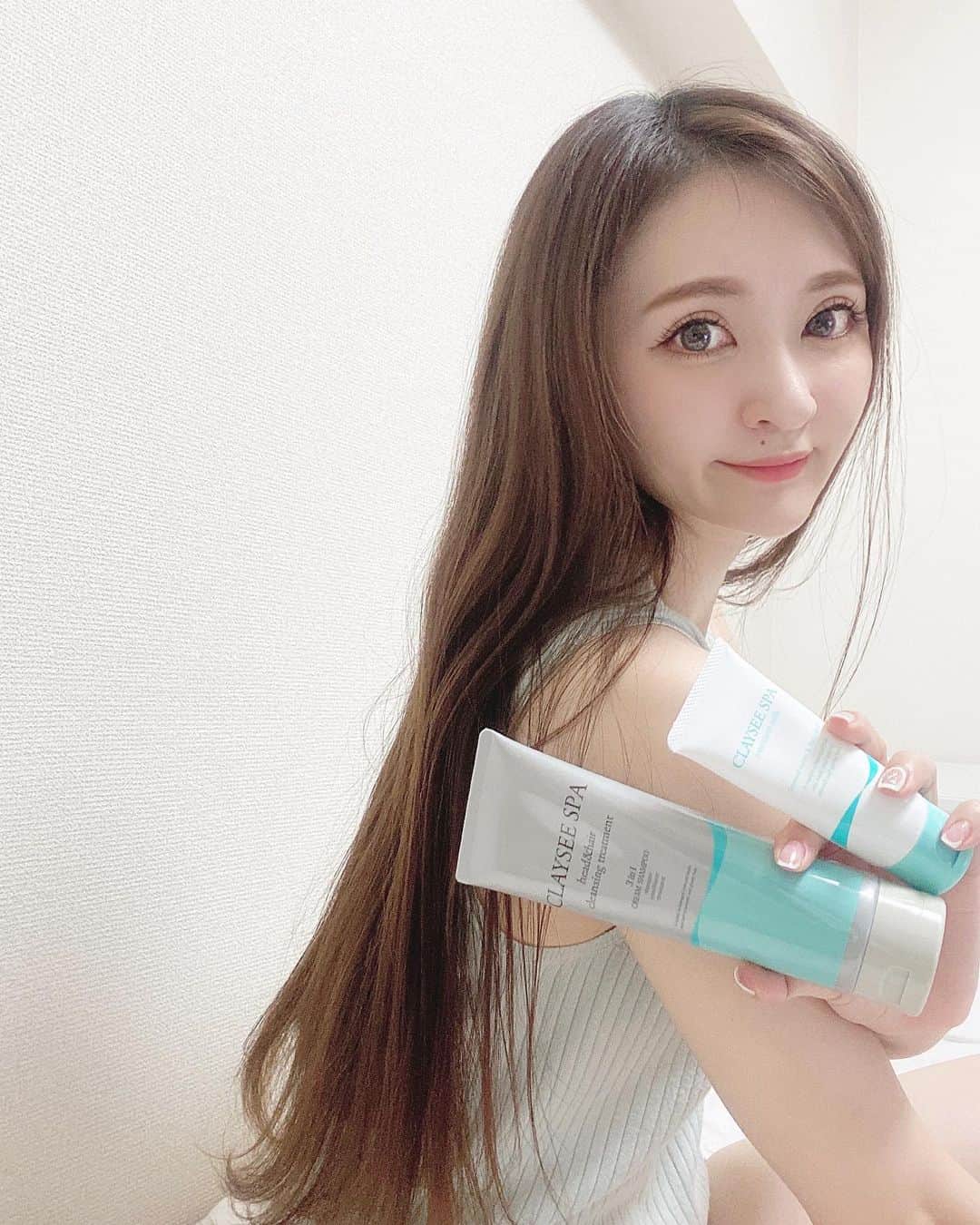 のインスタグラム：「CLAYSEE SPA @clayseespa のクレンジングトリートメントを使ってみたよ♫ 表参道サロンのYouTuber 渡邊義明氏さんプロデュースの、クレイ&サンゴ配合したクリームを地肌と髪になじませて洗うクレンジングトリートメント。 ・ ダメージを補修して髪に潤いを与える美容成分を配合しているので、ダメージ補修から地肌ケアまでこれ1本♥︎しかも1本でシャンプー、コンディショナー、トリートメくントのオールインワンだからとっても時短なのもうれしい！ ・ 普段使ってるシャンプーみたいに泡立てず、クリームをなじませて洗浄するので摩擦ダメージが大幅に減るの☻ 使い始めたときは、泡立てないから洗えてる気がせず心配でしたが、洗い流すとすっきりして地肌もちょっとスースーして心地いい✨ ・ クリームシャンプーの効果を最大限に引き出すヘッドスパブラシと、ドライヤーの熱からも守ってくれるアウトバストリートメントでスペシャルヘアケアするのが最近のルーティンです💇‍♀️ ・ #クレイシースパ #CLAYSEESPA #クリームシャンプー #ヘッドスパ #頭皮クレンジング #オールインワン #タラソヘアパック #pr」