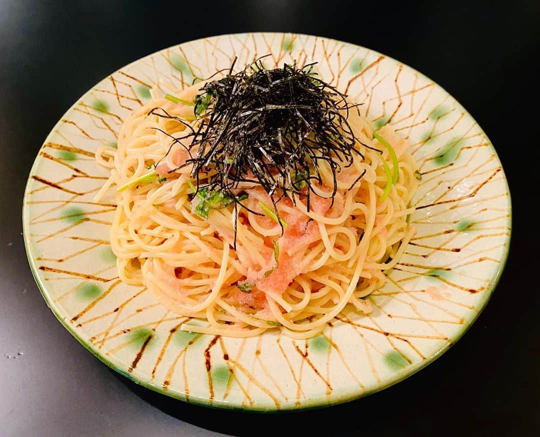 のインスタグラム：「ひさびさ  たらこスパゲッティ  #たらこ #三つ葉 #大葉 #海苔 #茹で汁 #梅昆布茶 #バター #オリーブオイル #懐かしい味 #三つ葉がいい感じ #ボールで和えるだけ #簡単料理 #おすすめ  #スパゲッティ今井」