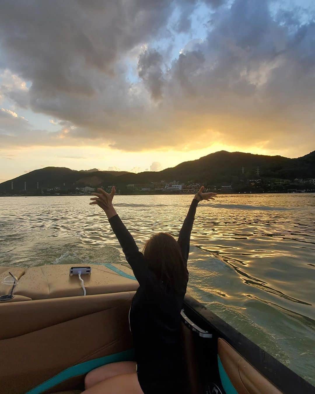 パク・ヒョジュのインスタグラム：「내가 참 좋아하는 시간 🧡 #myfavoriteplace @peace_water_ski」