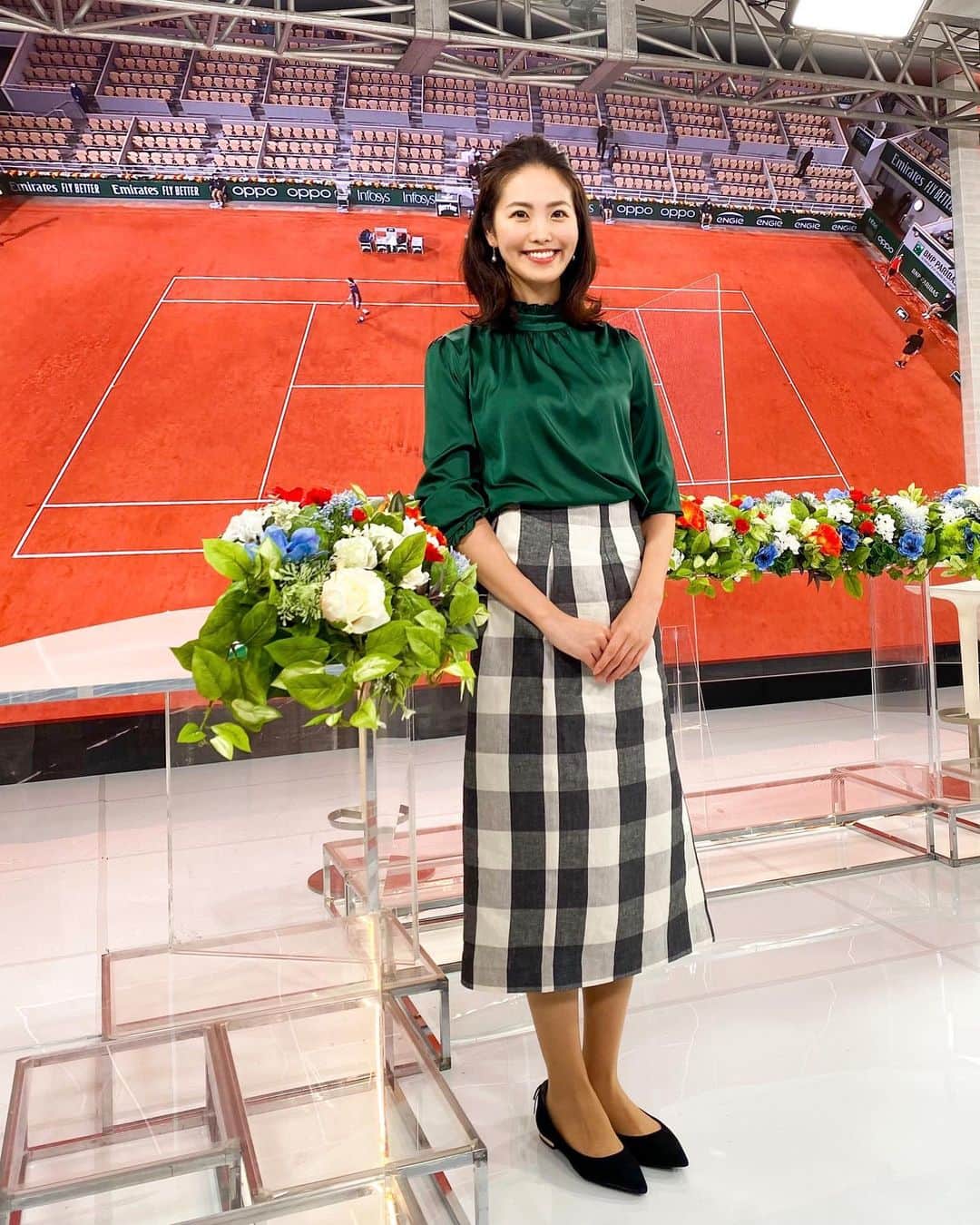 渋佐和佳奈のインスタグラム：「#全仏オープン 🇫🇷 昨日の衣装はこちら💚🧡 レッドクレーと一緒に撮って、ローランギャロスカラーを意識してみました☺️  きょうで男女シングルスはベスト16が出揃います❣️午後5:50〜WOWOWライブでお見逃しなく！ 私は一度離れて、また男女シングルス準決勝から大会最終日までのスタジオ進行を担当します✨  #wowow #rg #rolandgarros #tennis #グランドスラム　#テニス　#アナウンサー　#アナウンサー衣装　#衣装　#渋佐和佳奈」