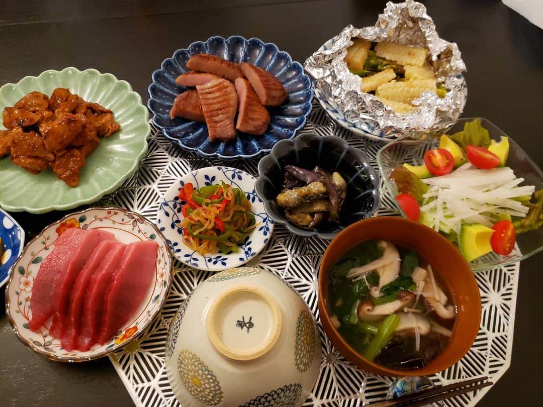 田辺岬のインスタグラム：「おうちごはん🍽️ . ごちゃごちゃご飯🤣 私の母(牛タン)、主人の母(マグロ)からのいただきものご飯でした🥺💕 . 美味しかった～😋✨ . 息子が10/1で100日だったので、初めての撮影に行ってきました🐥 ひよこ着てほしかったの～🐤 . #おうちごはん#アスリート飯#アスリートフードマイスター#栄養士」