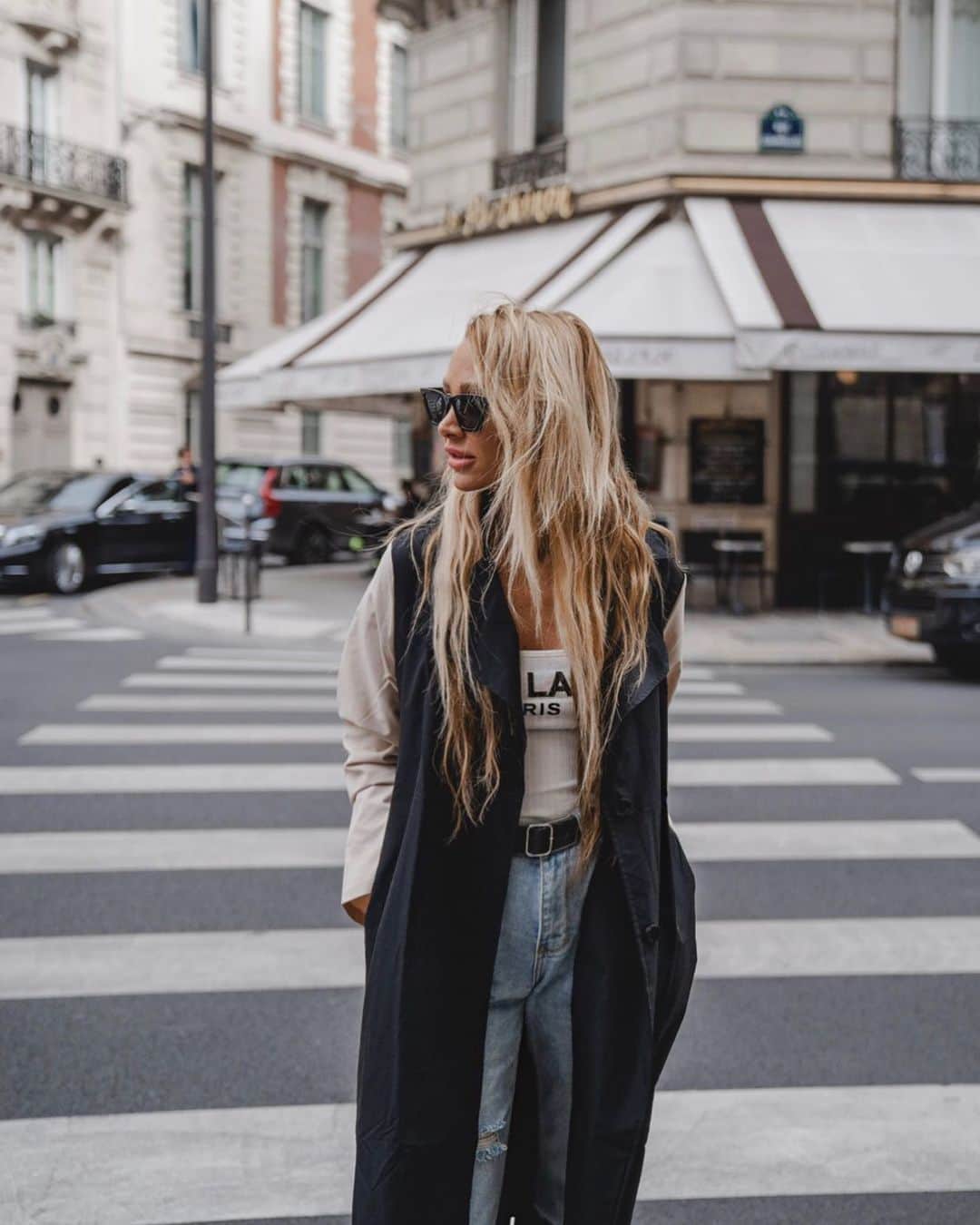 ルー・ティーズデールのインスタグラム：「A year ago in Paris with @wearekomodo reminds me of simpler times 🤪」
