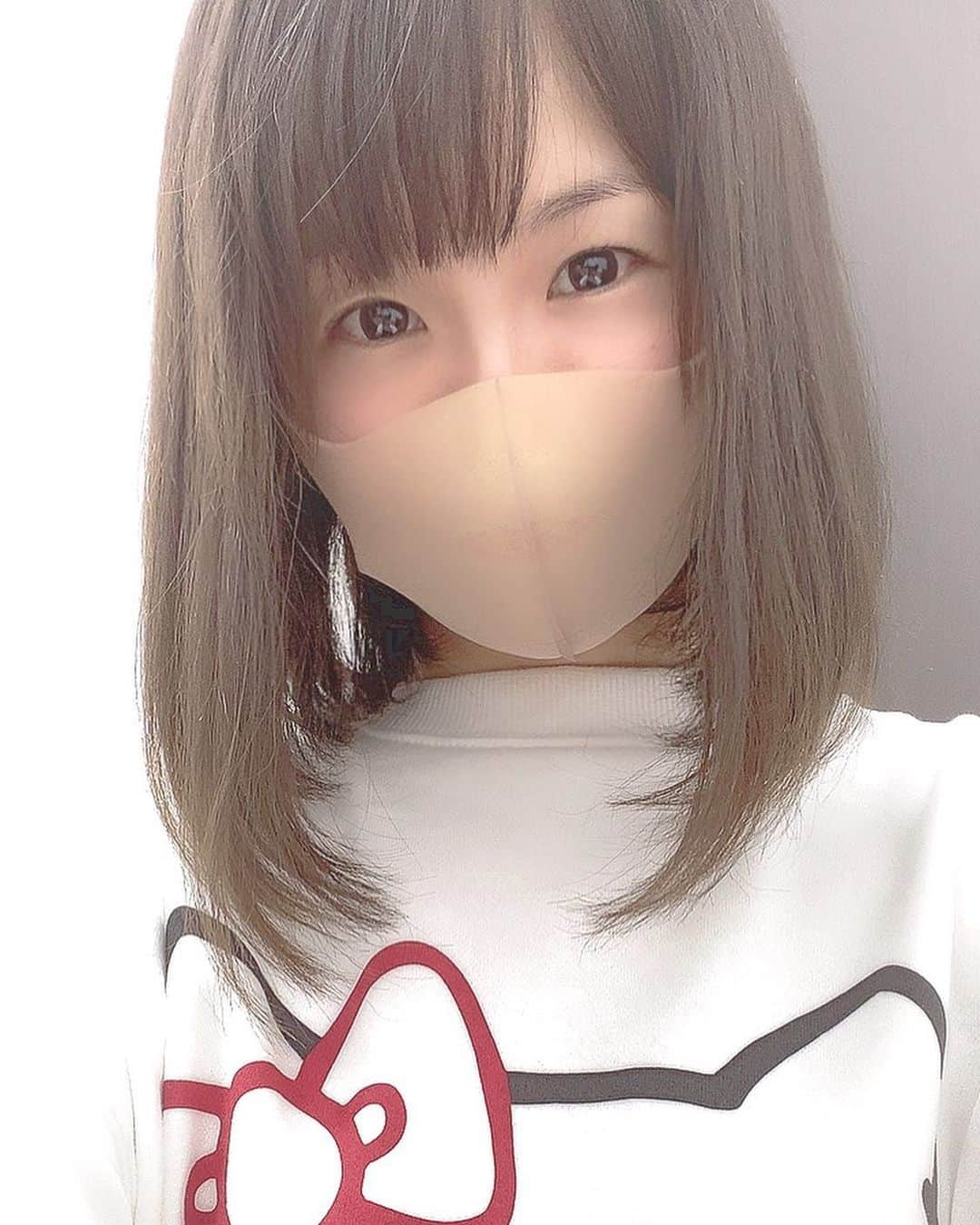 のインスタグラム：「久しぶりにキティーちゃん買いました☺️  子供の頃好きやったけど、この歳になっても可愛いものは可愛い❣️  #サンリオ #hellokitty #gu」