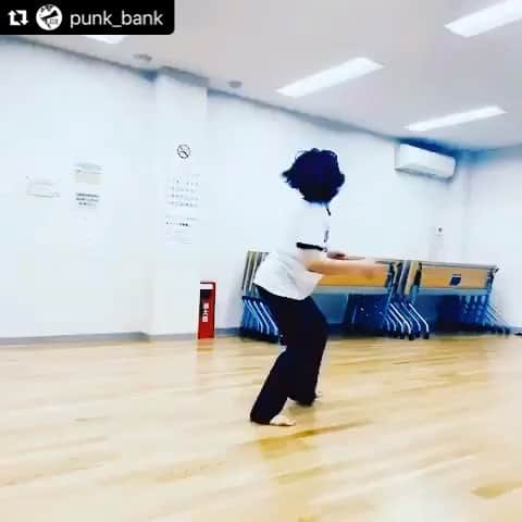 真崎ゆかのインスタグラム：「10月ですねー！ 秋ですねー🍂 ・ 振付のトミさんに遊ばれる風花。笑 ・ ・ かわいいなぁ♡ ・ #Repost @punk_bank with @make_repost ・・・ 振付担当末冨です  稽古場見学がてら 小林風花 @fuka.da.yoooon で遊びました  これが本編に関係あるかどうかは そのうち考えます😌  #PUNKBANK  #LifeOnMars  #稽古 #可愛い子ちゃんだらけ #10/29-31 #お楽しみに✨」
