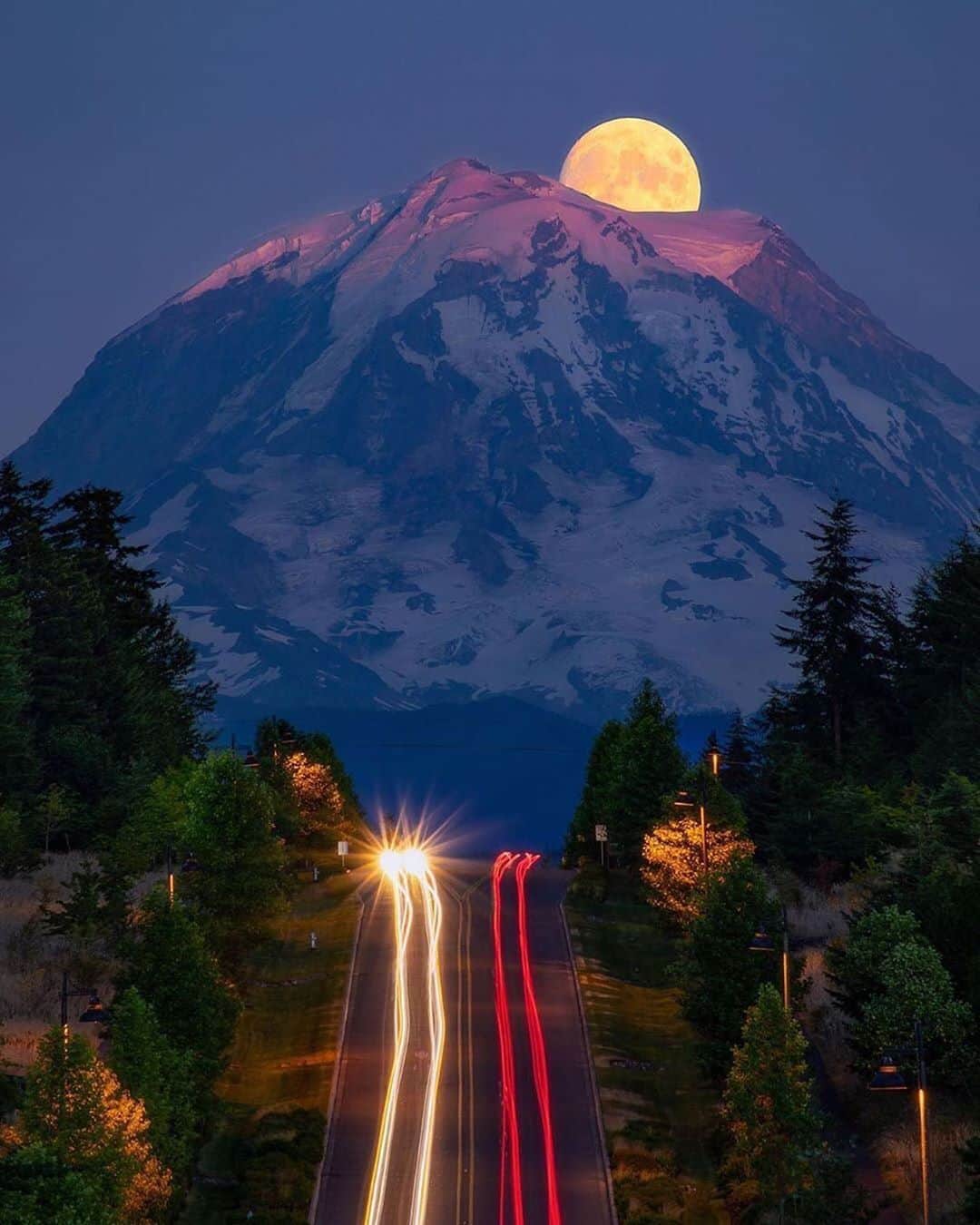 Canon Photographyさんのインスタグラム写真 - (Canon PhotographyInstagram)「Oh wow, this is spectacular! 🌙  Photography // @dougshearerphotography Curated by @steffeneisenacher  #bonneylake #washington #fullmoon #cartrails #longexposurephotography」10月3日 18時18分 - cpcollectives