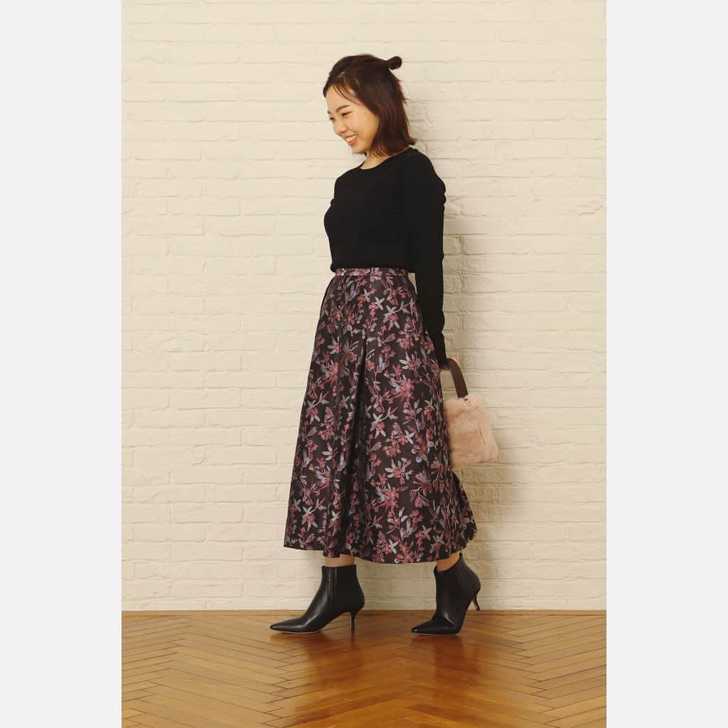 のインスタグラム：「【冬まで大活躍のお買い物リスト7】 . この秋のアナトリエは「変化-change-」を楽しめるアイテムをオススメします♬ ライフスタイルも変化していく中、1つのキーアイテムを着まわして、「イメージ変化」と「シーズン変化」にこだわって、長く愛されるアイテムを選びたい✨✨ . . #ジャガードスカート 528-79252 ¥16,000+tax skirt/anatelier . 高級感のあるジャガードだからこそ、シンプルなリブニットからニットアウターまで秋冬を通して  上品なスタイリングが楽しめます☝️✨ . ◆jacquard skirt💐 knit/anatelier 528-19263 ¥12,000+tax . bag/anatelier 528-09303 ¥18,000+tax . ◆long knit cardigan cardigan/anatelier 528-39300 ¥19,000+tax . blouse/anatelier 528-89205 ¥12,000+tax . bag/HERBERT FRERE SOEUR 564-09002 ¥21,000+tax . shoes/Sophia Collection 564-09507 ¥15,000+tax . . . #anatelier #anatelierofficial  #アナトリエ #20aw #feminine  #ジャガードスカート #花柄 #スタッフコーデ #スタッフスナップ #スナップ  #staffstyle #staffcode #staffsnap」