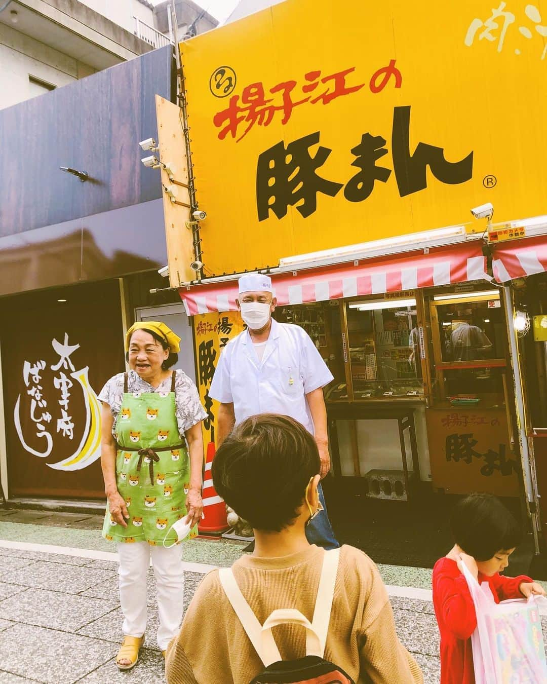 スザンヌさんのインスタグラム写真 - (スザンヌInstagram)「#太宰府天満宮 へ♡♡♡﻿ 久しぶりの太宰府、﻿ いっちばんの目的は﻿ #太宰府揚子江の豚まん の﻿ お父さんお母さんに﻿ ありがとう逢いにいくこと♡♡♡﻿ ﻿ よくきたなぁーっって。﻿ 笑顔で迎えてくれて、﻿ ﻿ 家族みーんなにほんとよくしてもらって、﻿ ただただしあわせでした☺️🌈﻿ ﻿ お返ししに行ったはずなのに﻿ またまたすんごくよくしてもらっちゃって、﻿ これじゃ一生お返し出来ない気がする、、、😂﻿ （お店の裏でお刺身にビールまで出てきた🤤幸）﻿ ﻿ とにもかくにも家族で﻿ お父さんお母さんの元気なお顔が見れて嬉しかったなぁ！！﻿ ﻿ もちろん豚まんも激ウマでした♡﻿ ﻿ みんなも近くに寄ったら﻿ #太宰府揚子江の豚まん 是非食べてみてね♡♡♡﻿ ﻿ ﻿ #お猿さんの名言胸に響く」10月3日 18時19分 - suzanneeee1028