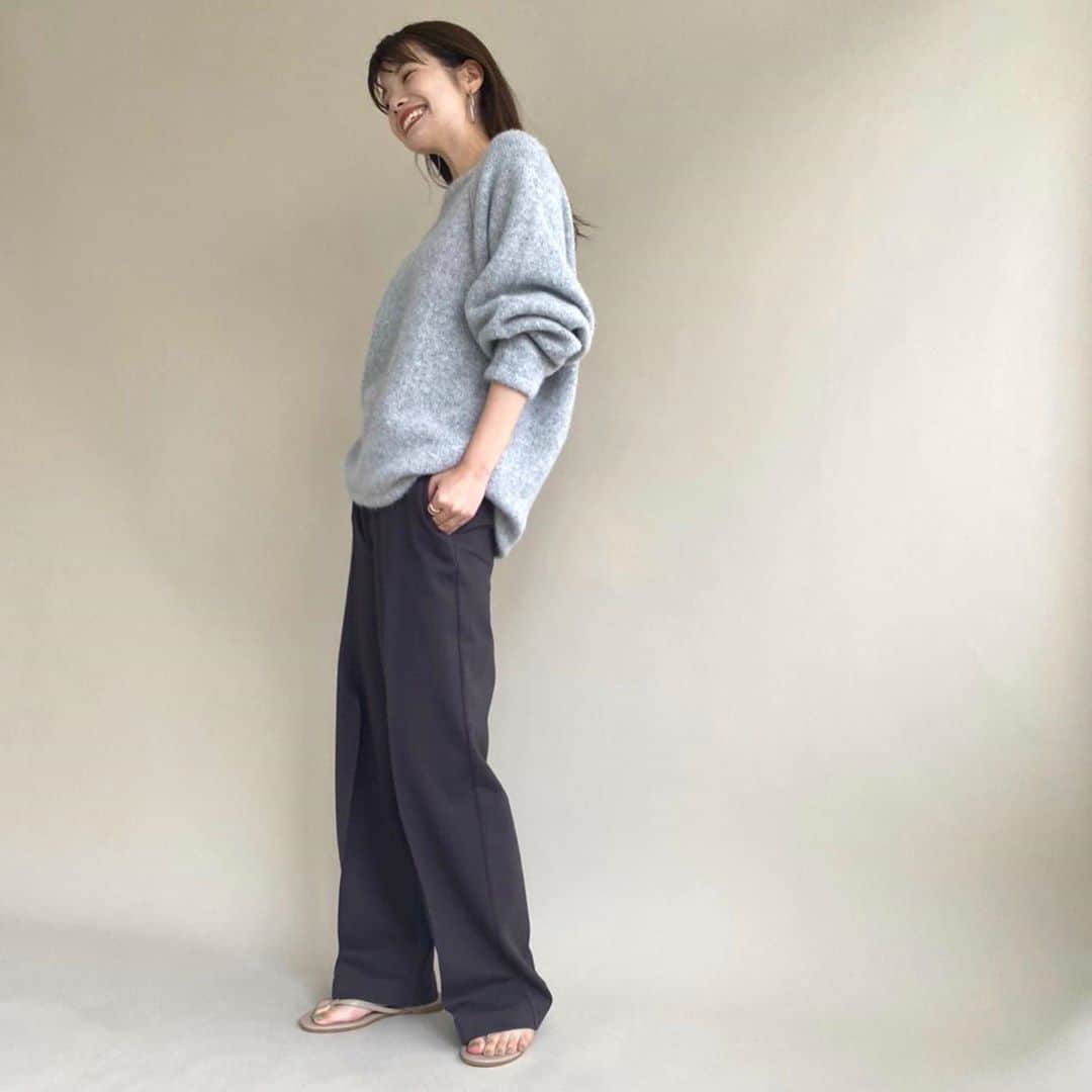 西谷菜々のインスタグラム：「. 袖のたっぽり感がたまらなくカワイイ🤍🤎 mohair knit pulloverはこの後19:00より発売です😽 (ロングブーツは販売したら色違い購入予定。👢) #louren #louren_2020winter」