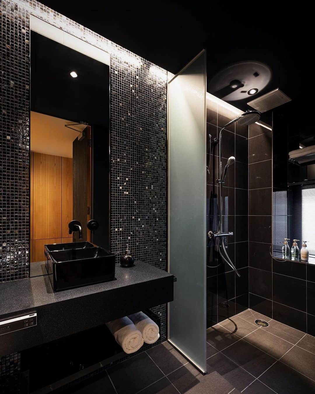 ミサオケンチクラボさんのインスタグラム写真 - (ミサオケンチクラボInstagram)「ゲストハウス『時時』シャワー室 ・ ベッドルームのある2階には、シャワー室を設けています。他の空間に比べて暗い雰囲気にしています。 ・ 写真：福澤昭嘉 ・ #コロナに負けない #コロナに負けるな #シンプル #モダン #住宅 #注文住宅 #デザイン #ミニマル #家 #建築 #建築家 #建築家住宅 #設計事務所 #architect #architecture #design #ゲストハウス #ホテル #旅館 #宿泊 #リビング #リビングルーム #畳 #インテリア #大テーブル #ガラス張り浴室 #店舗 #暮らしを楽しむ」10月3日 18時31分 - misaoarc