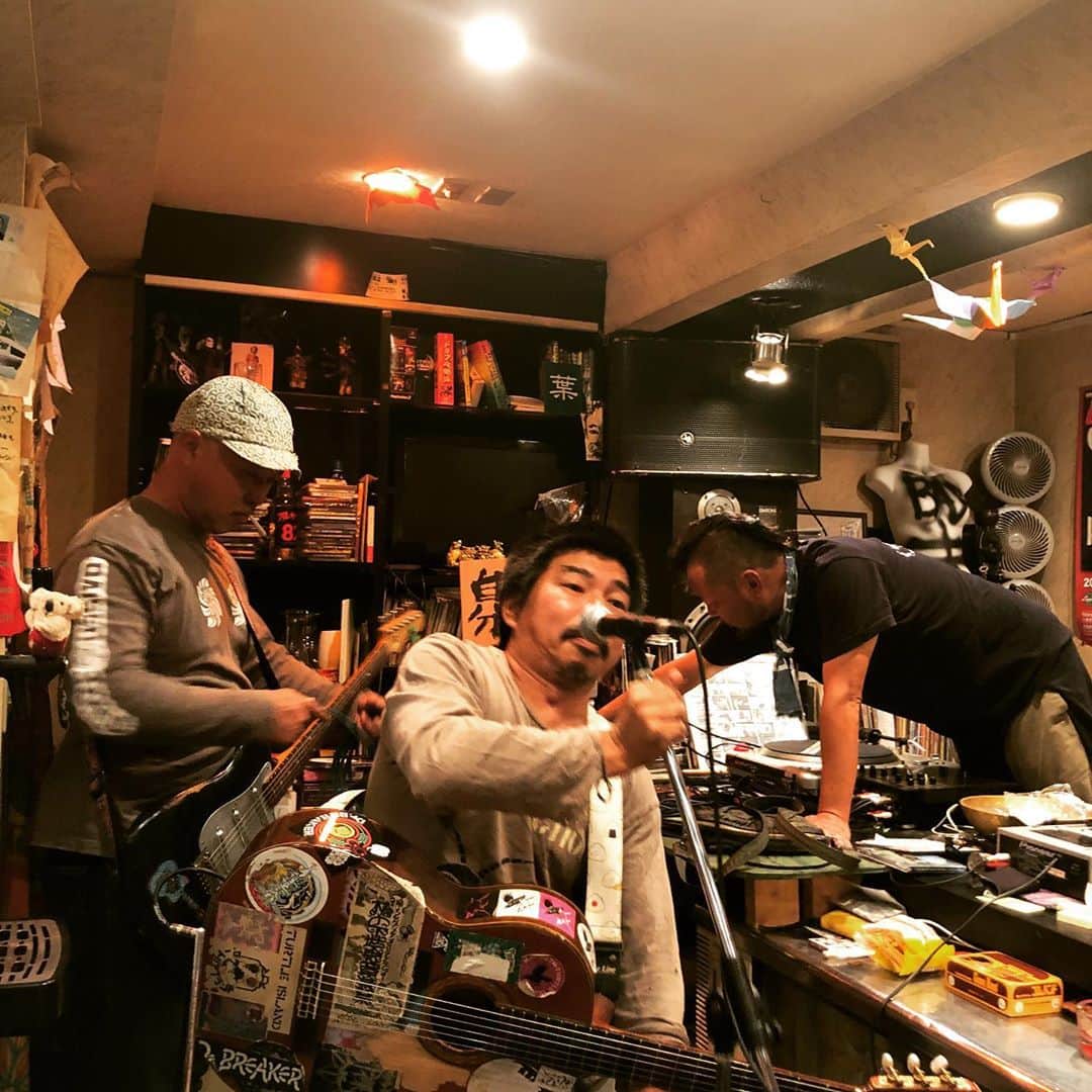 山川のりをのインスタグラム：「今夜は鳥取市の大宇宙酒場にてギターパンダ ライブです。19時30分/20時、2000円+Dです。共演は新世界。お近くの方は無理ない範囲で会いにきてアイニージュー！」
