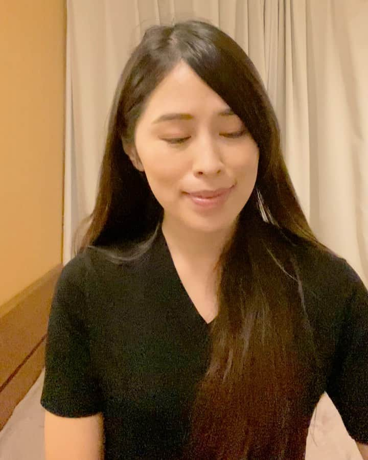 芝咲美穂のインスタグラム：「とても好きな曲🥺💓  簡単な日本語訳を書きました🐶  🎹 ちょっとおかしいよね こんな気持ち  僕はあんまり上手に 隠せない人なわけで  お金はそんなにないけれど もしできるものなら 君と一緒に住める 大きな家を買いたいなぁ  もし僕が彫刻家だったら いや、それは無理か あるいは旅先でみんなを楽しませるような薬売りだったらなぁ  十分じゃないよね、わかるよ でもこれが僕にできる精一杯なんだ  僕の贈り物は僕の歌 君のための曲だよ 🎹  @eltonjohn  #yoursong#eltonjohn #pianosinging #エルトンジョン #ユアソング#ゆるゆる#ピアノ弾き語り」