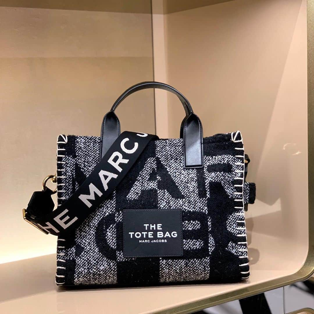 HANKYU.MODEさんのインスタグラム写真 - (HANKYU.MODEInstagram)「THE MARC JACOBS THE TRAVELER TOTE 3F MODE #Hankyu #HANKYUMODE #umedahankyu #阪急うめだ本店 #うめだ阪急 #阪急百貨店 #osaka #umeda #mode #marcjacobs #themarcjacobs #thetotebag #マークジェイコブス #ザマークジェイコブス #aw20 #トートバッグ #秋冬バッグ #ふわもこ #テディベア #ジャカード織」10月3日 18時34分 - hankyumode