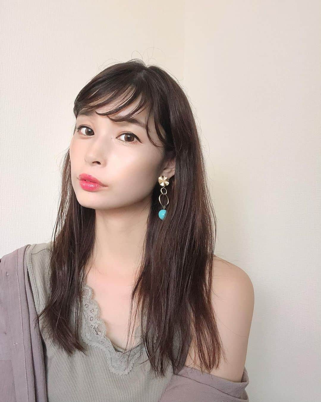 三佐和あやのインスタグラム：「クレンジングレポ❗️ストーリーズにもシェアしたんですが、今試してる、クレンジングバームが雑誌やSNSで話題のずっと気になってたやつで 結構よかったので ご報告〜✨﻿ 30代,40代の層にも人気なわけは﻿ 大人肌に大切な成分がギュッ！！﻿ ※毛穴、くすみ、たるみを改善する成分が入ってます！ ﻿ ﻿ 化粧落とし洗顔、保湿が﻿ クレンジングバーム1つで全て完了するから時短！﻿ ﻿ 歳を重ねても綺麗で明るい肌でいたいんだけど、あんまり時間もかけられないから、凄くいいな、と思ってます！﻿ 子育てしながら綺麗でいるのに、助かるからね。﻿ ﻿ 使いごごちは、メイクはスッと落ちるし、﻿ 洗い上がりが潤ってて しっとりするから、﻿ 肌が若返ったみたいなかんじ〜 ﻿ ﻿ いい香りがするから ふっとリラックス✨﻿ ﻿ 洗浄力・肌への優しさ・保湿力を備え持つクレンジングバームは、肌質を選ばず、どんな肌にも合うから試してみて！﻿ 肌に負担なくメイクを落とすことは、一番基本ですよ👆﻿ ﻿ 若い頃と今の肌を比べると肌の質も変わり年齢に合わせてクレンジングなど変えていくのは大事ですよね✨﻿ ﻿ 現在キャンペーン中で﻿ 定期コース申し込みすると﻿ 【50%off＋ビューティーオプナーシリーズサンプルも付いてくる】んですよね〜😚﻿ ﻿ プロフィール欄の愛用品・おすすめケアに仲間入りさせました！﻿ 購入先や商品詳細のリンクまとめてます。﻿ ﻿ 断然 定期購入がオススメよ〜﻿ ﻿・ ・ ・ #美容 #おすすめ #洗顔 #美肌 #美肌レシピ #美肌になりたい #乾燥肌 #乾燥肌にオススメ #エイジングケア #エイジング #アンチエイジング #若返り #保湿ケア #クレンジング #クレンジングバーム#30代 #35歳 #36歳 #37歳 #40代 #アラサー #アラフォー」
