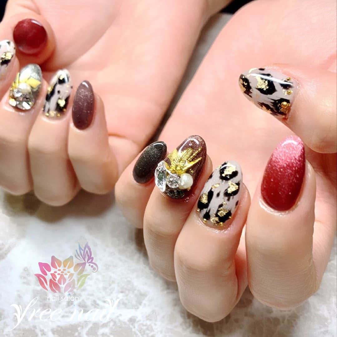 free nail フリーネイルのインスタグラム：「. お客様ネイル💅🏻🎃 . 大人アニマルネイル🐆✨ . 大人っぽい秋色👩🏻‍🎨🍂 . ご来店ありがとうございました🙇🏻‍♀️🙇🏻‍♀️🙇🏻‍♀️💗 . #ネイルアート #ジェルネイル #ネイルサロン #大阪ネイルサロン #ネイルデザイン #ネイルチェンジ #アニマルネイル #レオパードネイル #ビジューネイル #キラキラネイル #ブラウンネイル #ベージュネイル #デザインネイル #トレンドネイル #大人ネイル #シンプルネイル #おしゃれネイル #秋ネイル #autumnnails #nailsart #nailsdid #美甲 #日式美甲 #日式美甲胶 #日本美甲师 #日本美甲老师 #美甲上课 #日本胶 #フリーネイル #freenail」