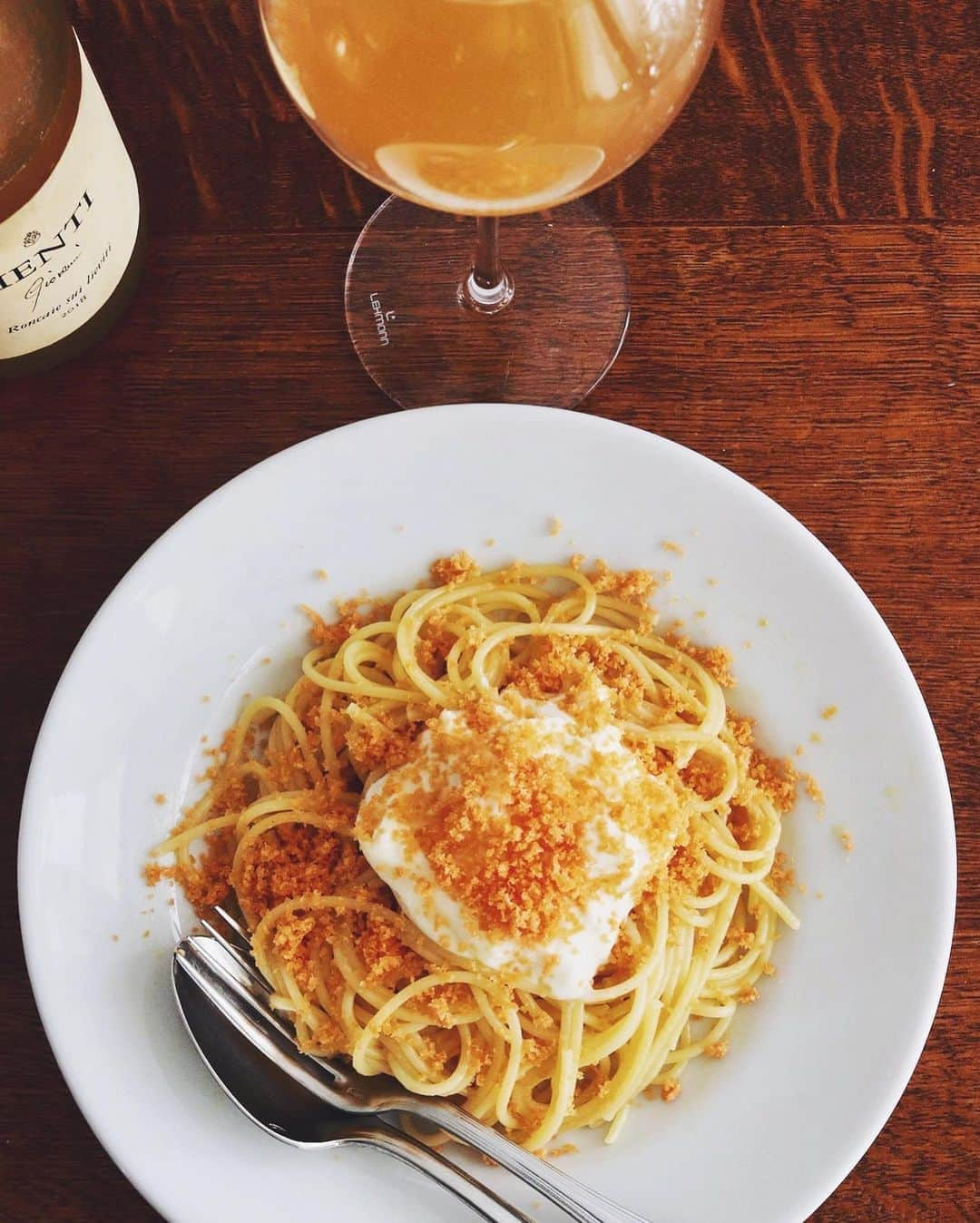 樋口正樹さんのインスタグラム写真 - (樋口正樹Instagram)「Spaghetti alla bottarga e burrata . 茹でたてのパスタに ブッラータをのせて カラスミ削りかけて よく混ぜ合わせると めちゃうまひと皿に！ 風味をたとえますと たらこパスタ斜め上。 . 今夜の食材はすべて 東横線の学芸大学の エッセンティアにて、 いつものブッラータ、 スペイン産カラスミ、 そしてワインも購入。 このお店お勧めです。 👉 @essentia_gakudai . ちなみに、いつもの ディ・ステファノ社 ブッラータはこちら 👉 @the_foods.jp . . #からすみパスタ #カラスミパスタ #スパゲッティ #ブッラータ #ブラータ #ブラータチーズ #ブッラータチーズ #ディステファノ社 #ステファノ社 #パスタ好き #カラスミ #ボッタルガ #メンティ #エッセンティア #学芸大学グルメ #bottarga #Menti #lovepasta #pastaitaliana #cucinaitaliana #iloveitalianfood #pasta #pastalover #italianpasta #italianfood #italyfoodporn #burrata #burratagram #distefanocheese」10月3日 18時34分 - higuccini