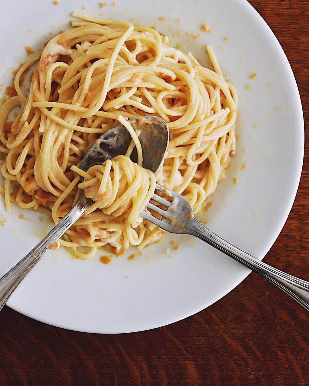 樋口正樹さんのインスタグラム写真 - (樋口正樹Instagram)「Spaghetti alla bottarga e burrata . 茹でたてのパスタに ブッラータをのせて カラスミ削りかけて よく混ぜ合わせると めちゃうまひと皿に！ 風味をたとえますと たらこパスタ斜め上。 . 今夜の食材はすべて 東横線の学芸大学の エッセンティアにて、 いつものブッラータ、 スペイン産カラスミ、 そしてワインも購入。 このお店お勧めです。 👉 @essentia_gakudai . ちなみに、いつもの ディ・ステファノ社 ブッラータはこちら 👉 @the_foods.jp . . #からすみパスタ #カラスミパスタ #スパゲッティ #ブッラータ #ブラータ #ブラータチーズ #ブッラータチーズ #ディステファノ社 #ステファノ社 #パスタ好き #カラスミ #ボッタルガ #メンティ #エッセンティア #学芸大学グルメ #bottarga #Menti #lovepasta #pastaitaliana #cucinaitaliana #iloveitalianfood #pasta #pastalover #italianpasta #italianfood #italyfoodporn #burrata #burratagram #distefanocheese」10月3日 18時34分 - higuccini