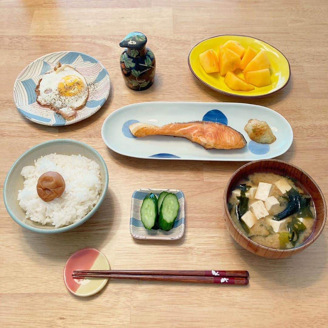櫛引彩香のインスタグラム：「引越しして、少し落ちついたので、スーパーでシャケのチェックしました。IHからガス火コンロになりました。 結果、とても美味しいです。 ふと気がつくとひとりですが、間取りが気に入っているので、楽しみたいです。ダイニングテーブルが嬉しい😊 #ビキコのごはん  #自炊」