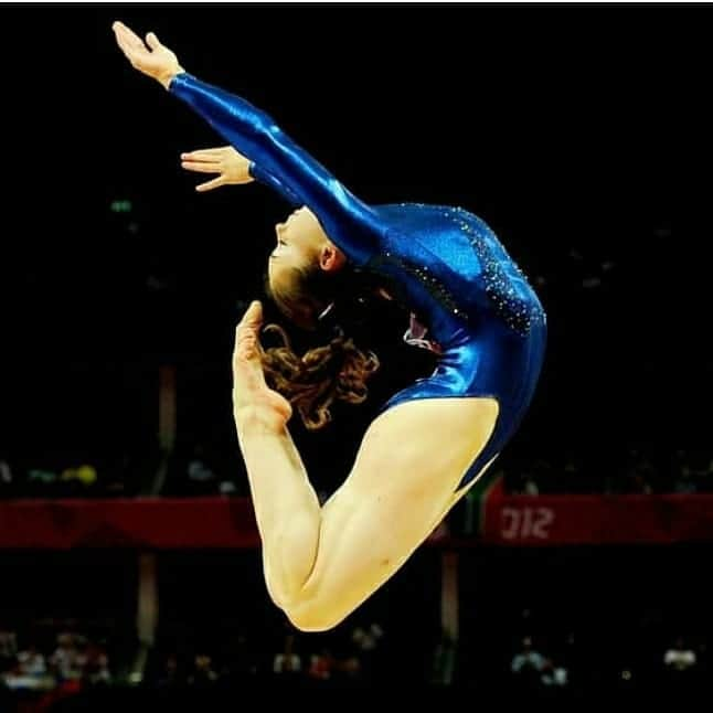 ジェニファー・ピンチズのインスタグラム：「🎶 Close your eyes and leap... need to catch up with #defyinggravity! Also never posted for #internationalgymnasticsday / #nationalgymnasticsday so here ya go. Gymnastics - the best, most beautiful and most difficult sport (no arguments pls) and soon to be free to fly even higher 💫 without it's dark side lingering in the shadows #gymnastalliance 💕 Have a good weekend lovelies 😘」