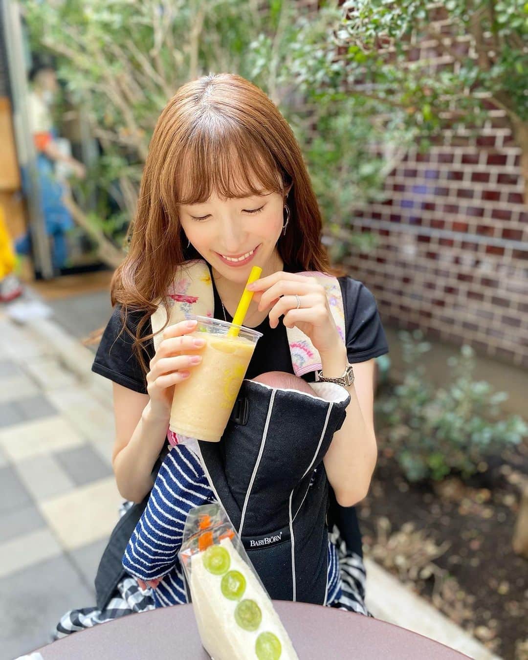 小林真由のインスタグラム：「⋆﻿ 娘の時のベビー用品を引っ張り出してはすでに懐かしい気持ちで使ってます👶🏼💓﻿ お下がりでいただいた﻿ @babybjorn の抱っこ紐はやっぱりこの小さな時期にもぴったり！﻿ 前回も使えばよかったなぁ。﻿ ﻿ ﻿ 中秋の名月は、子供とお団子を作りました。﻿ あまり見えないお月様を見ながら..🌙﻿ 一口も食べてくれなかったけど、みたらしやあんこを乗せて大人が美味しく食べました🍡✨﻿ ﻿ ﻿ #中秋の名月 #お月見 #お菓子作り #抱っこ紐 #ベビービョルン #ファッション #コーデ #ママコーデ #女の子ママ #男の子ママ #ママライフ #1歳 #生後2ヶ月 #ベビー #二人育児 #babybjorn」