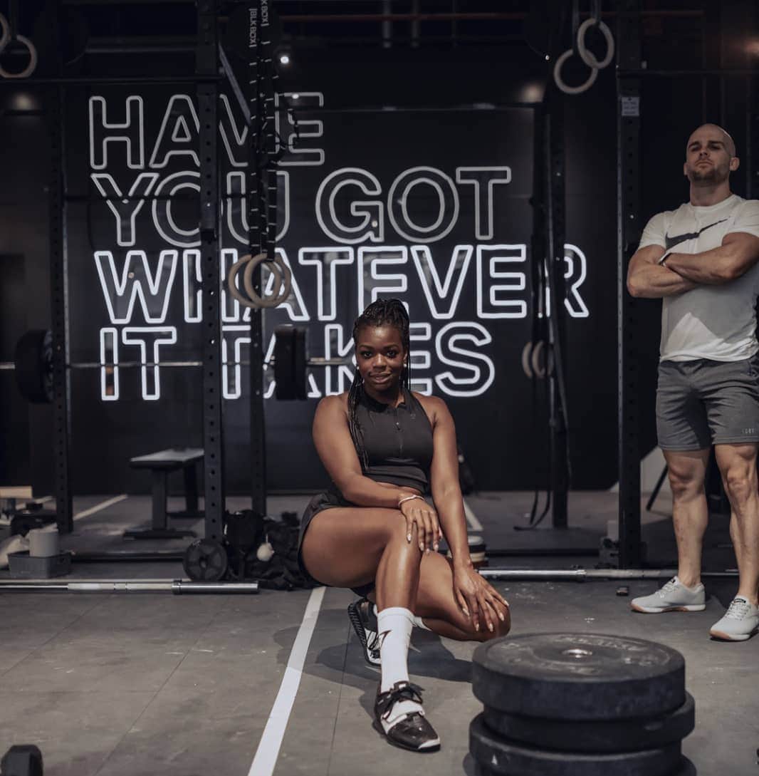 アシャ・フィリップのインスタグラム：「Have you got whatever it takes?⁣ ⁣  📸:⁣ @photographermarkjames ⁣ ⁣ ⁣  ⁣ @gymshark #Fitness #Gymgirl #Gymshark #CrossFit #Workout #Tracknation #Lift⁣ #Energy ⁣」