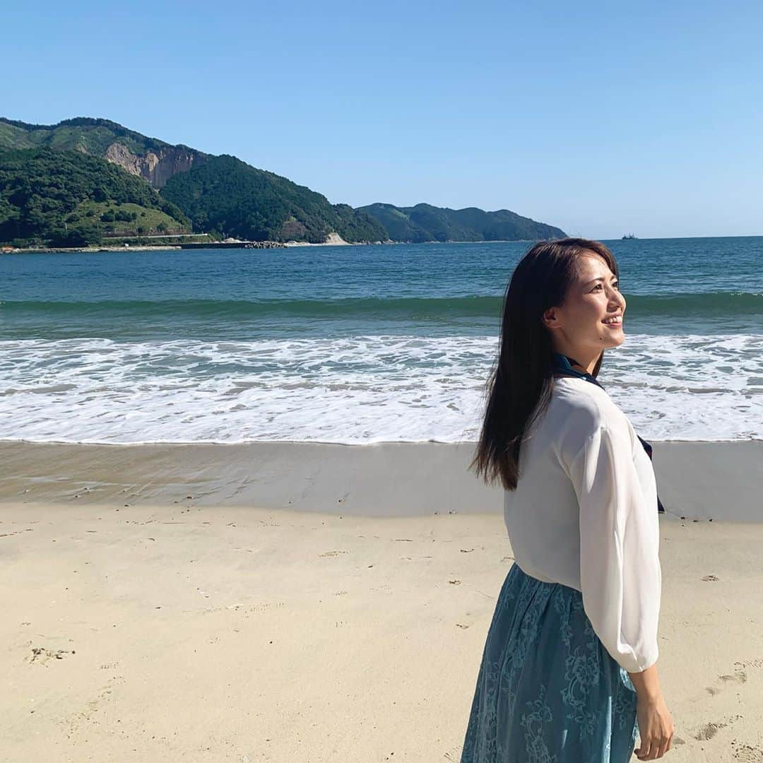 池山智瑛さんのインスタグラム写真 - (池山智瑛Instagram)「. 海と山とわたし。 . #三木里海水浴場　#三木里　#海水浴 #尾鷲　#尾鷲市 #海　#山　#自然　 #移住　#田舎　#田舎暮らし #三重　#尾鷲　#地域おこし協力隊 #新生活#YouTube #動画　#毎日更新　#instagood #instalike #japan #follow #me   【YouTubeチャンネル登録してね】  https://www.youtube.com/channel/UCr2-ft39i7RQ7KLdvu4UqZw」10月3日 18時51分 - chu_chiaki