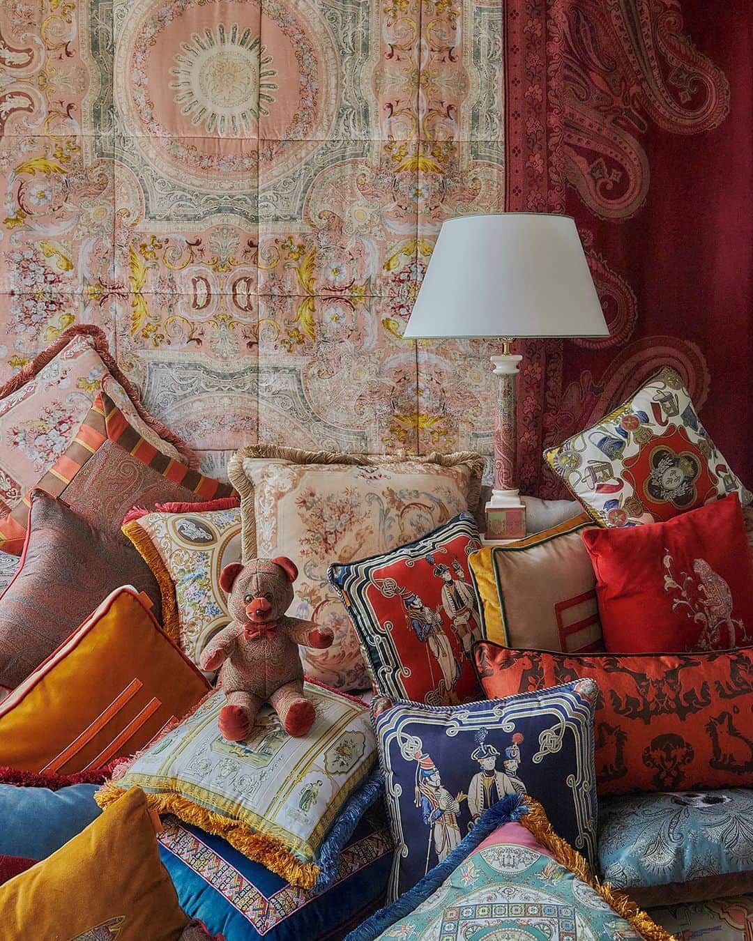 エトロさんのインスタグラム写真 - (エトロInstagram)「ETRO's decorative cushions are the perfect accessory to make every corner of your home truly special.⁣ Pamper yourself with the exquisite softness of velvet and silk.⁣ #ETRO #ETROhome」10月3日 18時55分 - etro