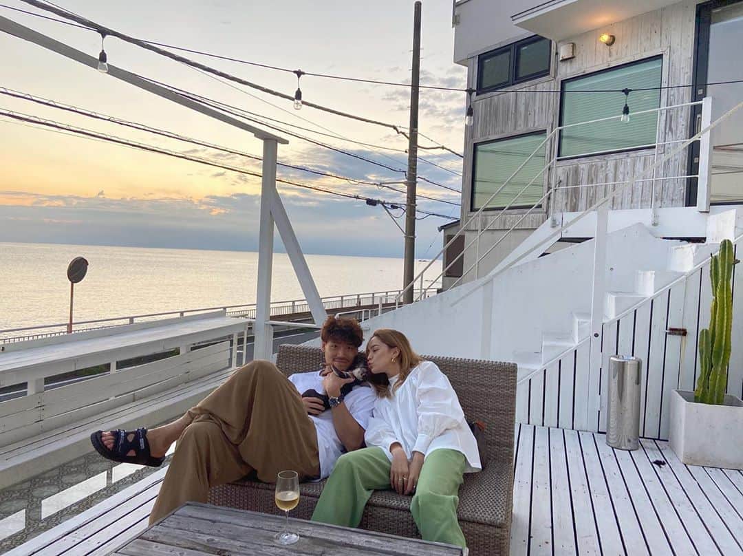 ステファニーのインスタグラム：「🌊🧡💚 昨日の続き。 ホテルにはお外で寛げるスペースもあって、最高！ 歩いてすぐの場所には絶景スポット。 ブリちゃんも黄昏てましたw そしてなんとホテルのスタッフの皆さんからの サプライズでお花とケーキまで…！！ 涙腺崩壊しそうでした。 私、実はショートケーキよりもカスタードが 入ったスイーツが好きだったから、 それにもテンションが上がっておりましたw とにかく、本当に本当に素敵な時間になりました。 楽しかった…♡」