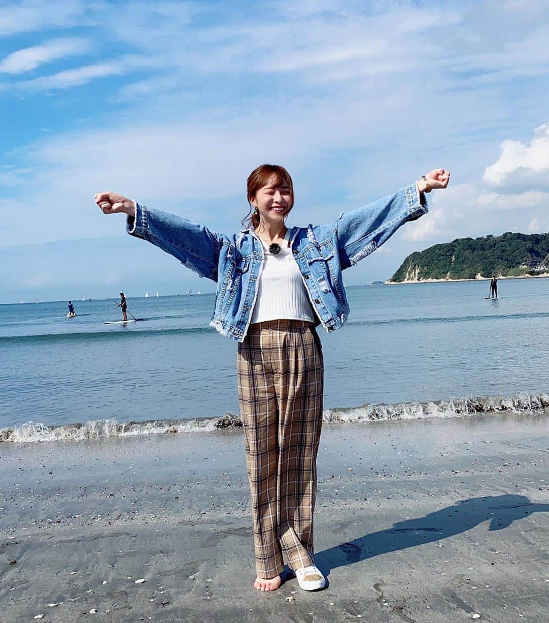 赤間有華のインスタグラム：「海も空もまぶしかった❤💜 。 片脚だけ #裸足 の理由は#あっぱれKANAGAWA大行進  でご確認を📺今夜8時55分から放送です🔎✨ 。  #初めての#逗子海岸#逗子市#海#最高#ダメージデニム#ジージャン#Gジャン#sea」