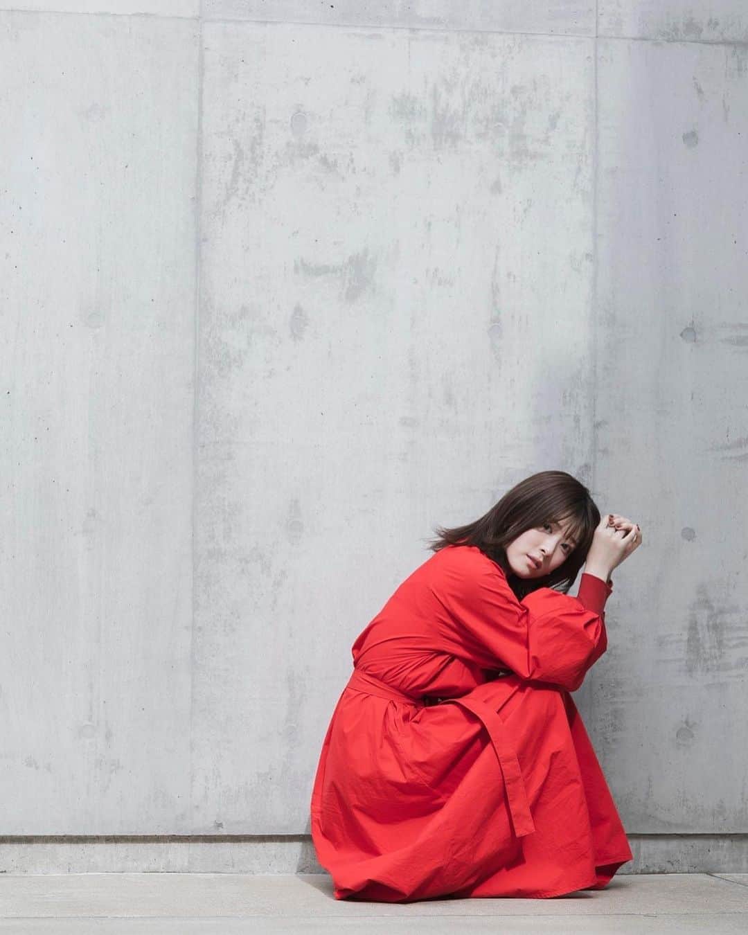 水上京香さんのインスタグラム写真 - (水上京香Instagram)「🍁 大好きなのに少し避けていた赤。 久々に袖を通してみました☺︎」10月3日 19時07分 - kyokaminakami_official