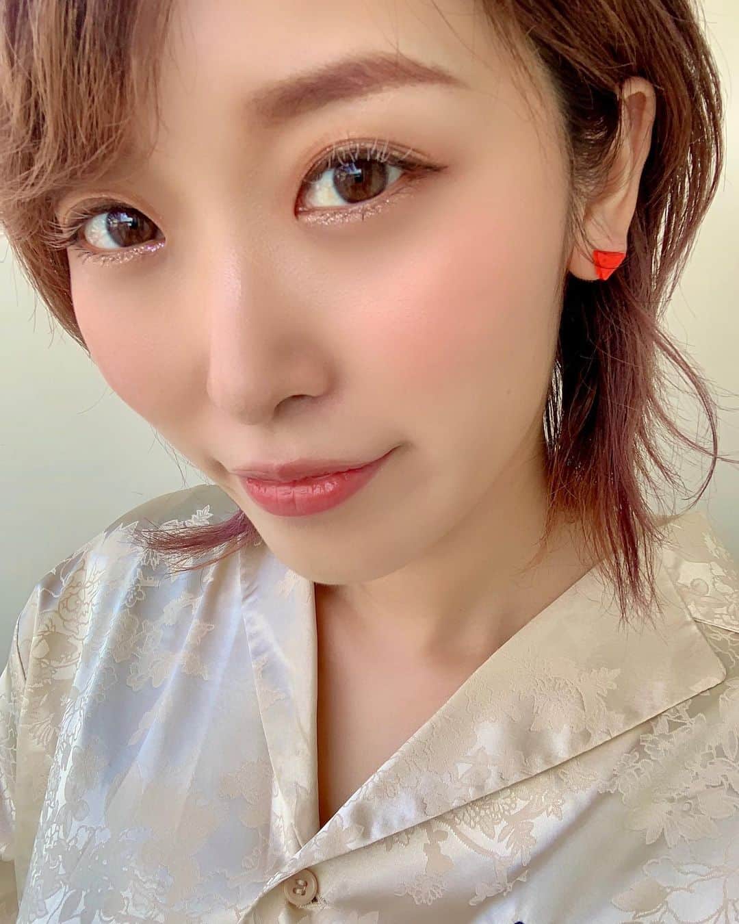 くまみきのインスタグラム：「白まつげ族に仲間入り✌️💗﻿ オレンジブラウン🍊っていう色とホワイトを混ぜてつけてもらったよ🤍﻿ ﻿ ゆうかさん( @yuka_kinoshita_0204 )がやってるのみてかわいくて弟子入りさせてもらいました🐈💗笑﻿ ゆうかさんありがとです🥺💗﻿ ﻿ まつエク自体久しぶりでそわそわしながら生きてる！たのしい！イメチェンしまくろ✌️✌️✌️﻿ ﻿ #マツエクデザイン #白まつげ #カラーマツエク #マツエク #ブラウンマツエク #ホワイト」
