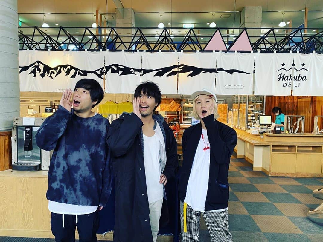 山田義孝のインスタグラム：「🏔🏔🏔 アルペンアウトドアーズ プレゼンツ “HAKUBAヤッホー！ FESTIVAL” 初日参加させていただきました✌︎ このイベントが続いていく事を 心から願っています。 本当に特別な時間を過ごせました。 会場まで来てくれたみんなありがとう。 配信を見てくれたみんなありがとう。 誘ってくれたISEKIさんありがとう。 #熊木杏里 #井上苑子 #吉田山田 #片平里菜 #DEPAPEPE #ISEKI #YouTube収録でお世話になった #ぱいぱいでか美さん」