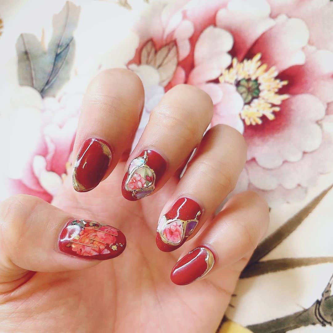 のインスタグラム：「New nail❁赤×紫 秋のアンティークネイル🥀 . ちえさん ありがとうございました☺︎ . #nail #newnail #nailart #instanails #ネイル #秋ネイル #アンティークネイル #赤ネイル #花ネイル」