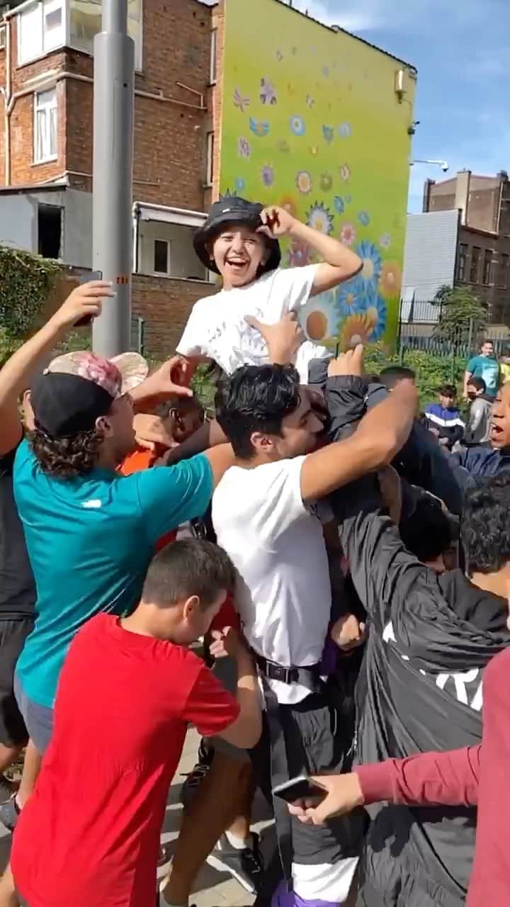 ショーン・ガルニエのインスタグラム：「NEW VIDEO ONLINE GUYS ! 🚨🔥  With a crazy talent from Brussels 🇧🇪⚽️🔥 @abou_rsnotche   Download the app with the link on the description of the Youtube video !📲🎁  #Urbanball #skills #streetsoccer #trickshot #freestyle #panna #nutmegs #seangarnier #Brussels」