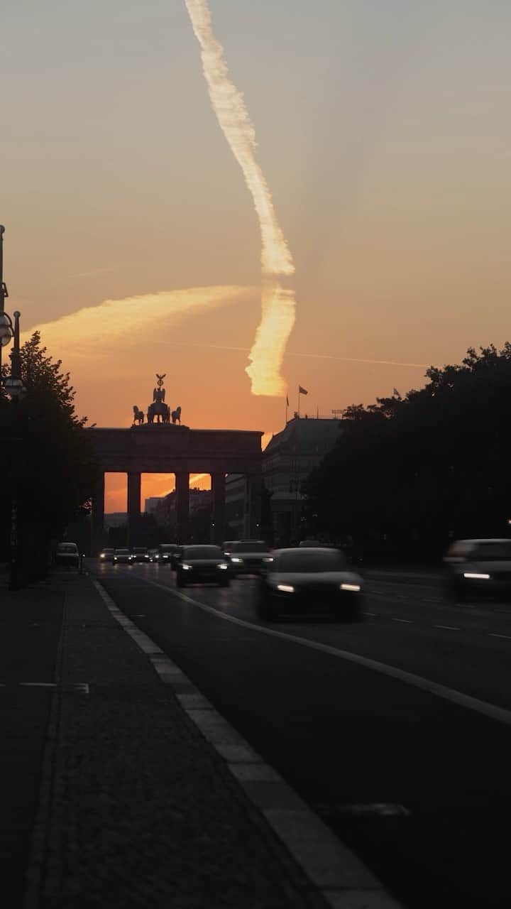 Thomas Kakarekoのインスタグラム：「30 years of German Reunification #deutscheeinheit #tagderdeutscheneinheit #berlin #brandenburgertor #timelapse #citykillerz #voyaged #photography #visit_berlin #germanyto」