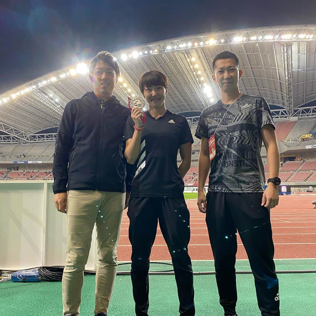 のインスタグラム：「2020年の日本選手権は、13"14 -0.1で2位でした〜🥈！  そう簡単には勝たせてもらえません😂  悔しいけど、来年はもっとパワーアップして戻ってきます！！  たくさんの応援、ありがとうございました！！😊  ※なんか大輔さんに距離取られて悲しいけど挫けません。😂（笑）」