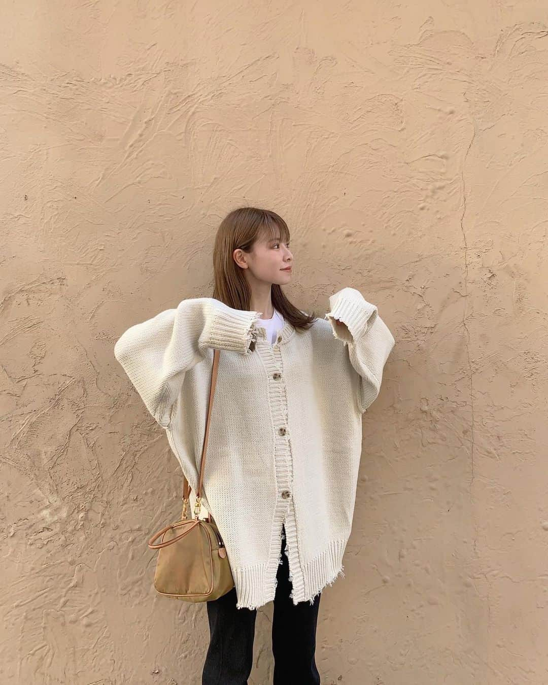 工藤はるかさんのインスタグラム写真 - (工藤はるかInstagram)「前後2wayで着れるダメージニット🐑🧶 @titivatejp  #titivate #ティティベイト #titivatestyle #前後2wayダメージニットカーディガン」10月3日 19時12分 - har_326