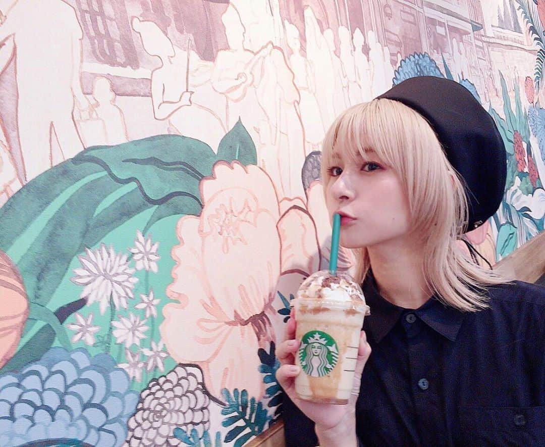 吉田有里のインスタグラム：「おーたむ おーたむ🌰🍫  #ootd #fashion #秋 #スタバ #starbucks」