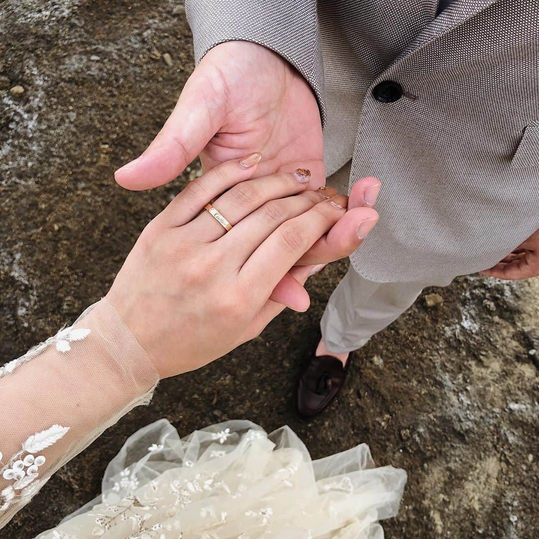 のインスタグラム：「【ご報告】私事ですが、この度、4年お付き合いした彼と結婚いたしました🍑 いつも笑わせてくれて、一緒にいて良い意味で空気みたいな。 温かい家庭をつくっていけるように2人で歩んでいきます! これからは青木さんです🙊 #小林から青木になりました #結婚しました #大切な人 #wedding  #cartierring  #Cartier #instalove #instajapan #l4l」