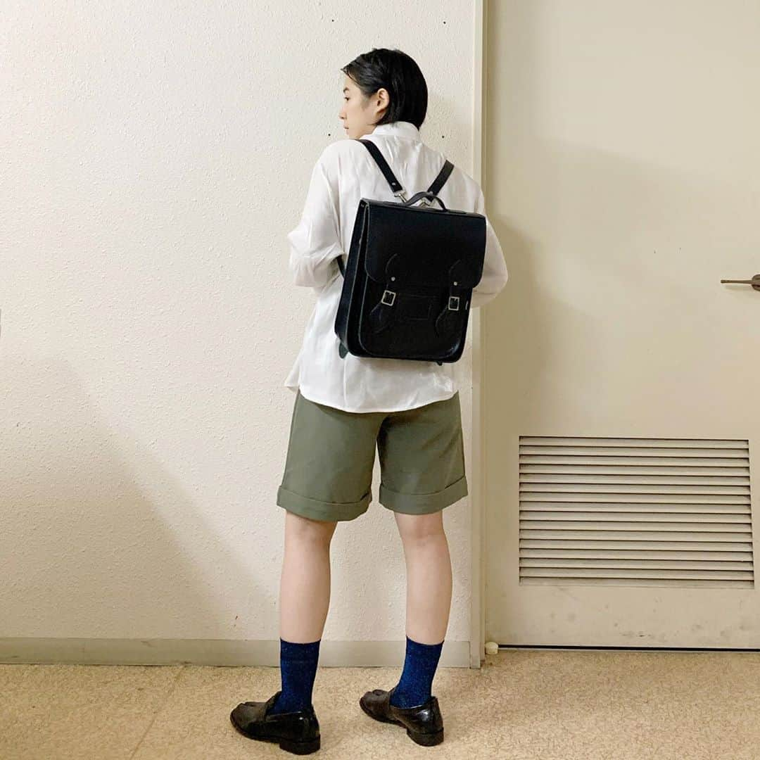 光永さんのインスタグラム写真 - (光永Instagram)「学生のようなコーディネート🏫 キラッと輝くスパークルシャツ✨に、　@4bwatches_japan さんから頂いた時計を合わせまして☺️🍇 文字盤ワインレッドが珍しくて一目惚れです。 . シャツ：#17kg パンツ：#cunead  バッグ：#zatchels ソックス：#beautyandyouth  ローファー：#oopsydaisy 時計：#blackbybluebrave #4bwatches  . 時計の10%オフクーポンコード【hinatizc】 もしゲットする方はぜひ☺️⌚️ . . #腕時計 #時計 #白シャツコーデ #学生コーデ #スパークル #スクールガール #ザッチェルズ #イチナナキログラム」10月3日 19時14分 - hinata_official__