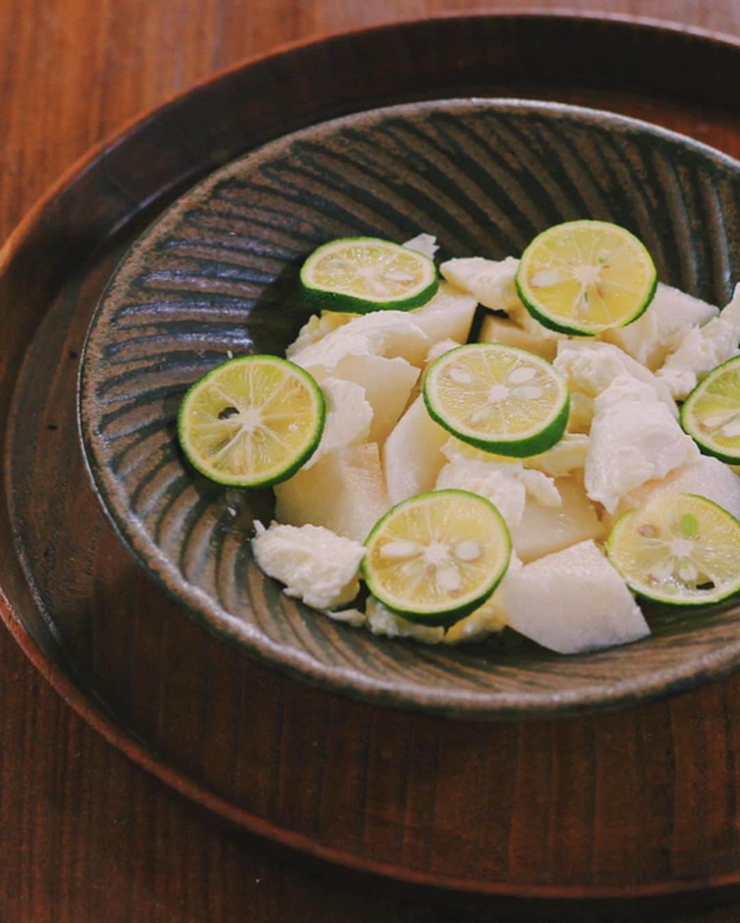 Kaori from Japanese Kitchenのインスタグラム：「【レシピ動画作ってみました】梨とちぎりモッツァレラのサラダ ・ こんばんは。 久々に気合を入れてレシピ動画を作ってみました。 以前の投稿で「乾燥対策には白いもの」という 薬膳の知恵をお伝えしたのですが、 白をテーマに簡単サラダを作ってみました。 すだちが盛り付けのアクセントです。 ワインのお供にもぴったりですよ。 レシピ動画はスワイプして2枚目です。 (調理時間10分を57秒に短縮しました笑) ・ 今回は「明治北海道十勝生モッツァレラ」を使いました。 こちらの商品を使ったレストランの試食会に参加させてもらったのですが、何も知らされず生モッツァレラの前菜が登場し、食べた後にこちらの商品が使われていた、とシェフからのネタバラシがあるというプチどっきりがありました笑　ミルキーな味わいでそのままでも十分美味しかったですが、ちぎって食べるのがポイントだそうで。包丁で切った時よりもオリーブオイルがよく絡み、さらに味わい深くなりました。 今回のレシピもオリーブオイルやすだち果汁がチーズに絡むよう、生モッツァレラをちぎっております。明治北海道十勝生モッツァレラを買った際はぜひちぎりモッツァレラをお試しください。（お手伝い代わりとして子供にちぎってもらうのもアリかも…？） ・ #おうちごはん #小澤基晴 #薬膳 #サラダ #自炊 #生モッツァレラ #明治北海道十勝生モッツァレラ #ちぎりモッツァレラ #マカロニメイト #pr」
