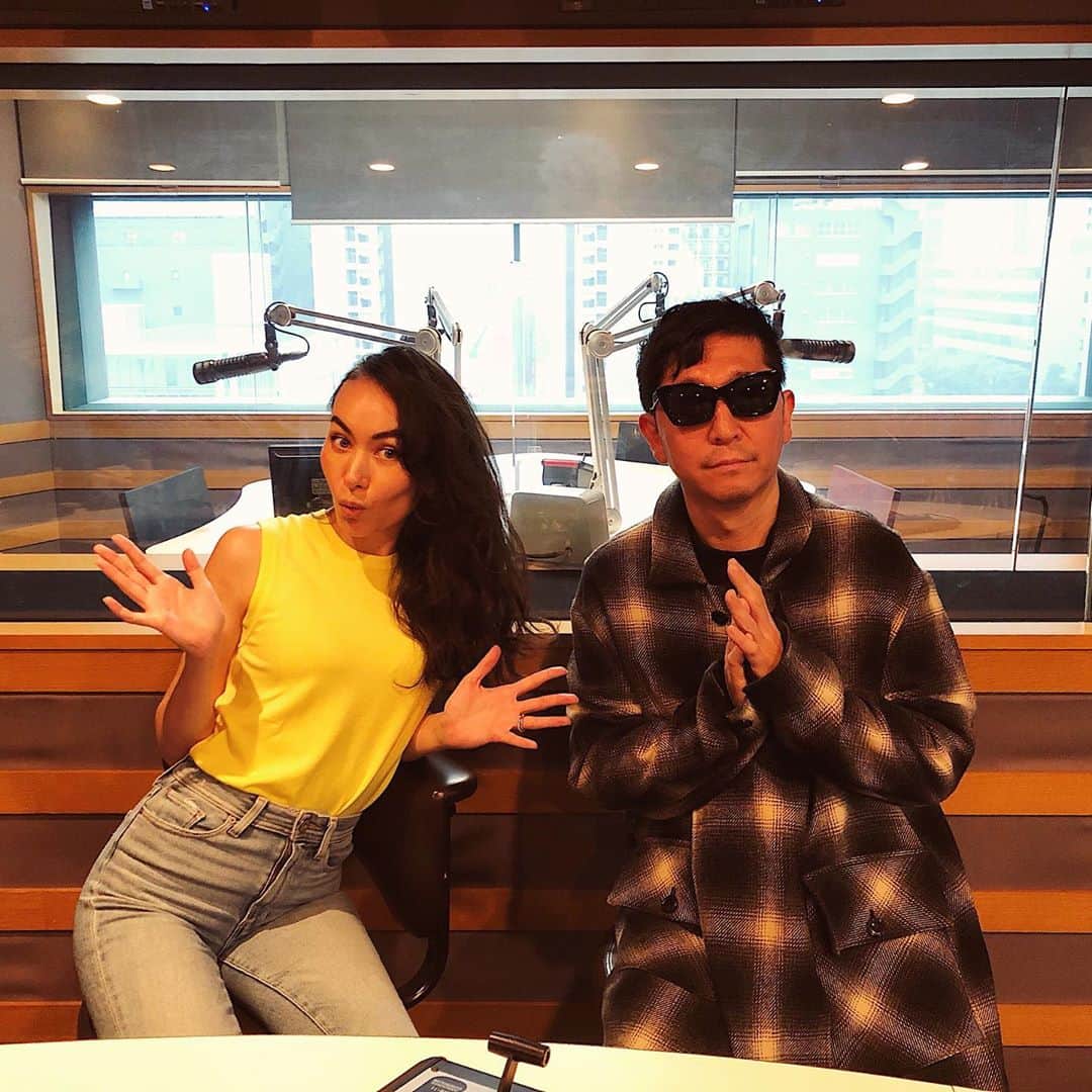 のインスタグラム：「Sat 2pm- 表参道Ao presents Oshare Life﻿ ﻿ 9/26、10/3は、m-floの ☆Taku Takahashiさん（@ takudj）をゲストにお迎えしました。﻿ ﻿ 同じDJイベントに出演したこともある２人ですが、じっくり話すのは初めて。﻿ ﻿ 去年20周年だった m-floの結成から 今年復活した「loves」プロジェクトなどたっぷり伺いました。﻿ ﻿ ☆Takuさん曰く「ここ2〜3年、日本の若手アーティストが 面白い！」とのこと。﻿ CDが売れなくなった反面、サブスクやサウンドクラウドなどの発展で 色んなアーティストや曲を知れる場所が増えたのが嬉しいそうです。﻿ ﻿ その一方で、音楽でのマネタイズが難しい今、才能がある人に きちんと報酬がある社会を作りたい、という思いも。﻿ 悲しい時に勇気を与えたり、時には鬱憤を晴らしたり…「人の心を少しでも豊かにできるのが音楽」と熱く語ってくださいました！﻿ ﻿ ﻿ #表参道Ao #オシャレ897 #TakuTakahashi  #Shaula #InterFM897」