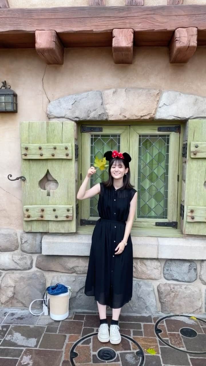 中原みなみのインスタグラム：「. ディズニーランドに行ってきました☔🐭 この頃はまだ、建設中の新エリアを遠くから眺めてウキウキしていました！(背が低くて覗けませんでしたが…笑) また行きたいです💭  そして、#彼女とデートなう 風に挑戦してみました…笑 どうでしょう😭  10月7日までが投票期間です！ ミクチャ配信ではあと1歩、SFC内の1位に届かなかったので、投票数で逆転を目指します！お時間のある時に投票お待ちしております😌  #Disney#disneyland #雨ディズニー#ディズニーランド#ディズニー#黒ワンピース#レインコート#Instagram#instagood #instalike」